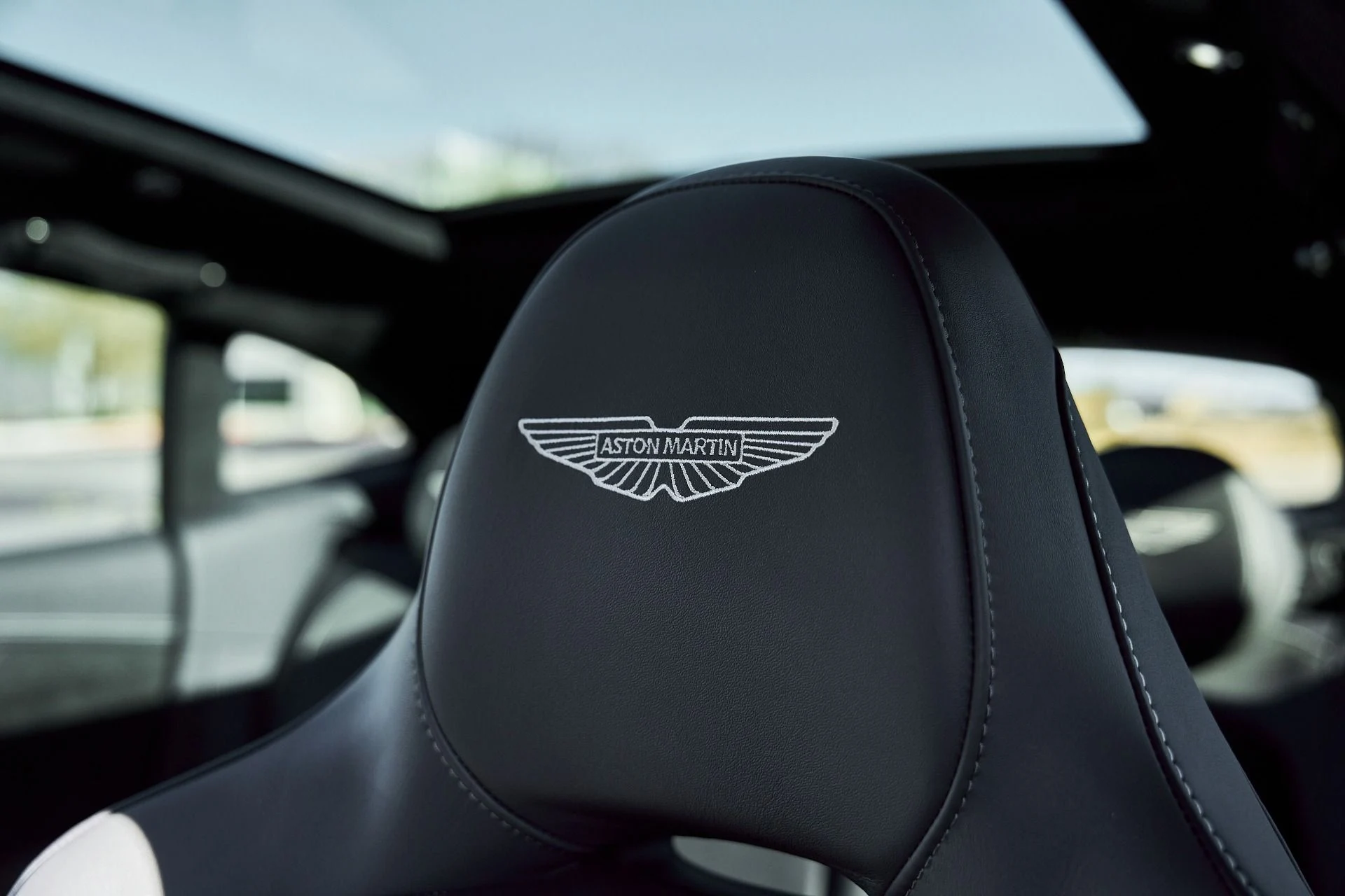 mph047_3688752847_Used_2025_Aston_Martin_DBX_707_1767063222_61ae67e9eb