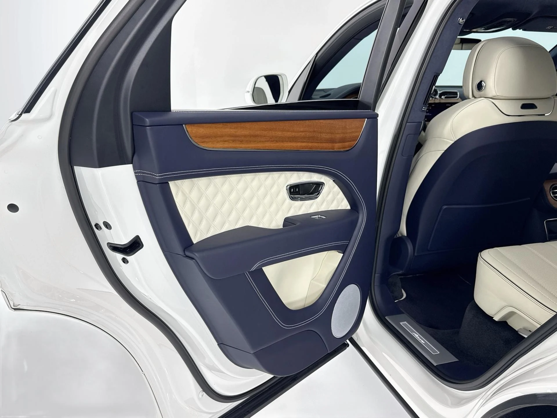 mph047_3815635428_Used_2023_Bentley_Bentayga_Azure_1793142066_0f1ce1fad2