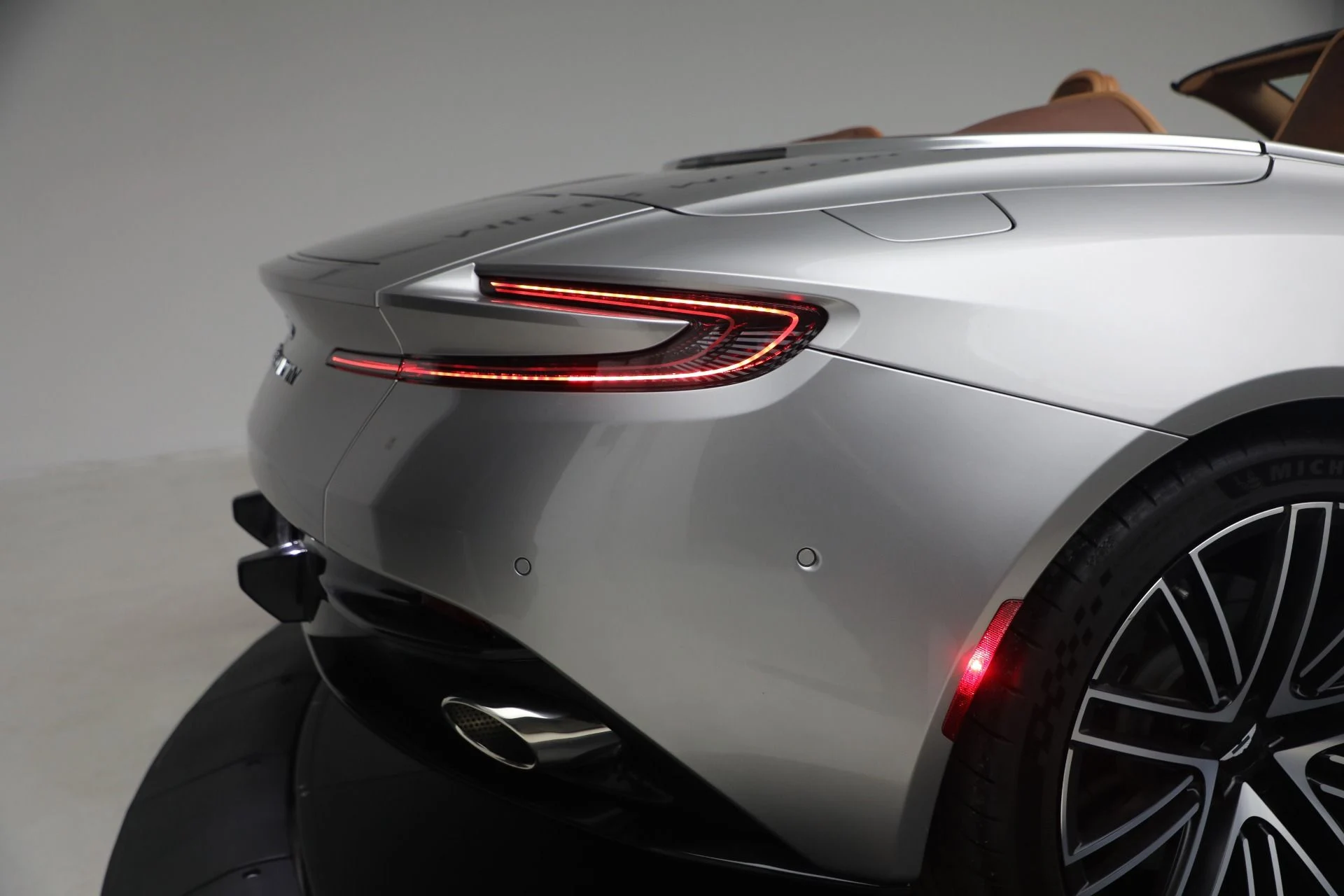 mph047_3944958500_Used_2024_Aston_Martin_DB_12_Volante_1792860584_02363c6f16