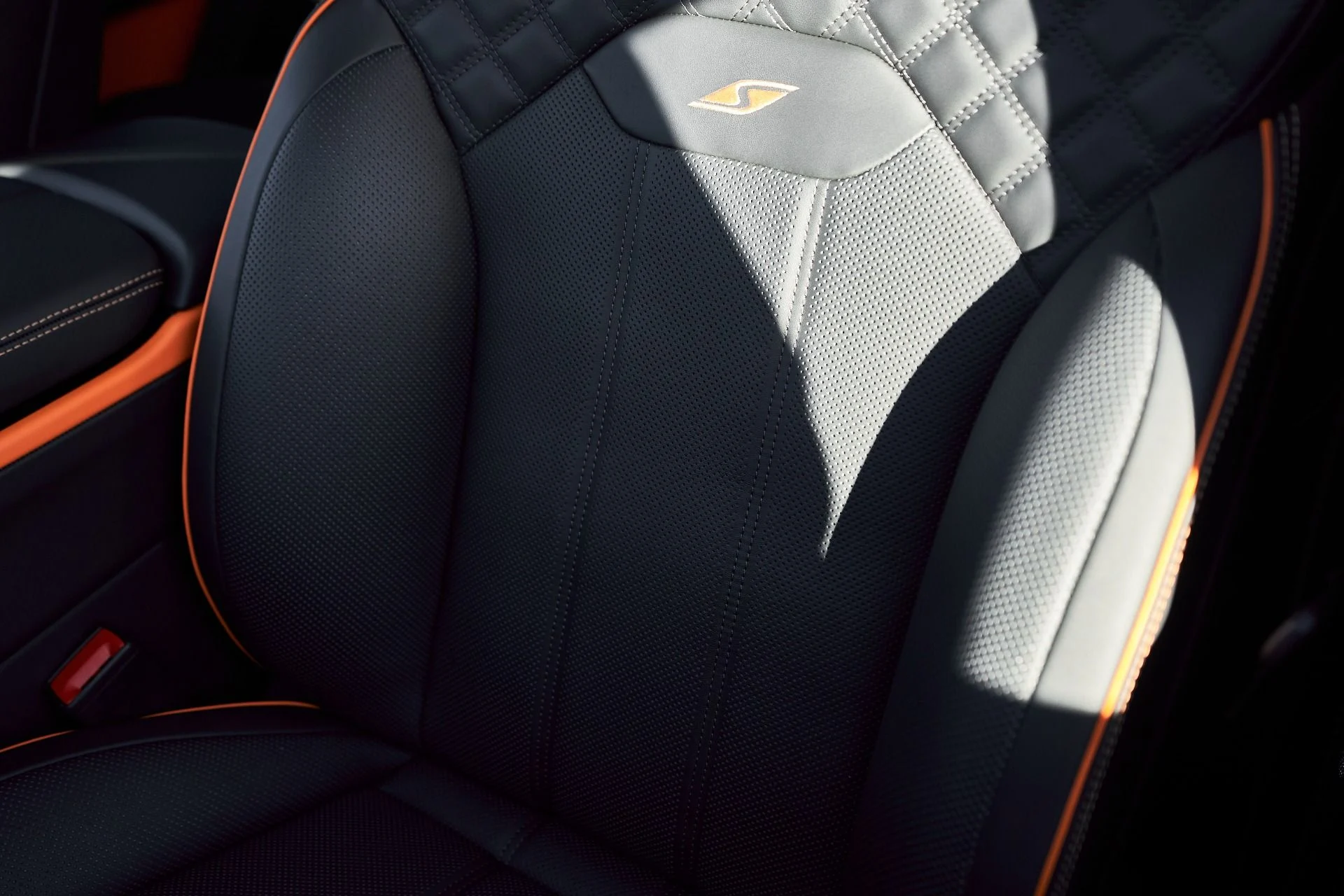 mph047_4000367282_Used_2025_Bentley_Bentayga_S_Black_Edition_1764904230_3d601b9716