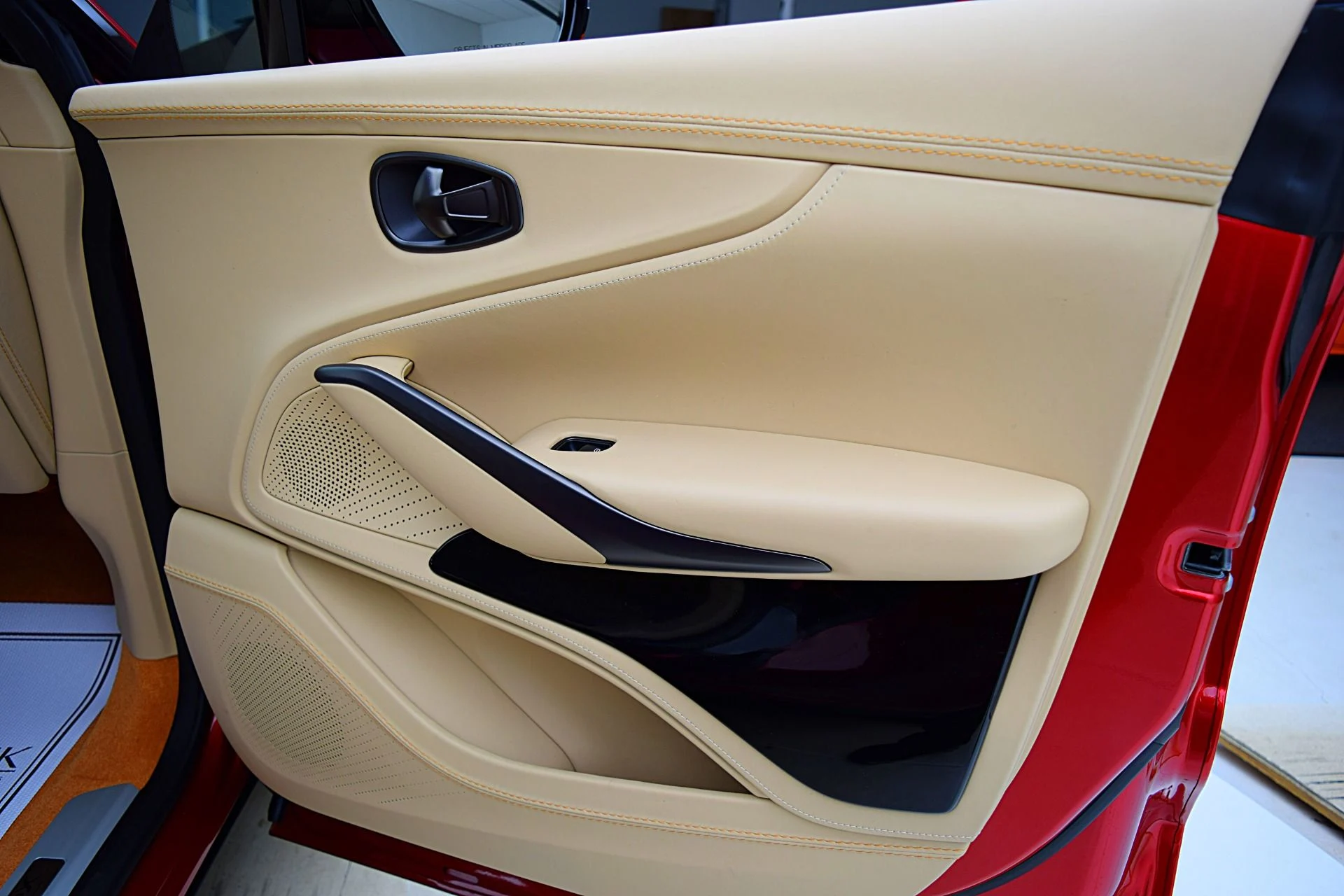 mph047_4004310024_Used_2023_Aston_Martin_DBX_707_00bfc8a4c6