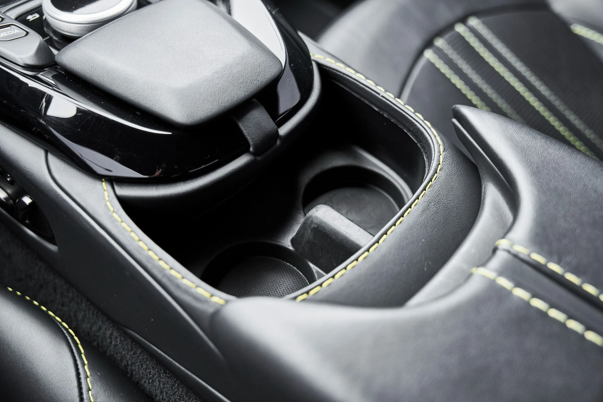 mph047_4019984105_Used_2023_Aston_Martin_Vantage_1775333369_c8d6ce40dd