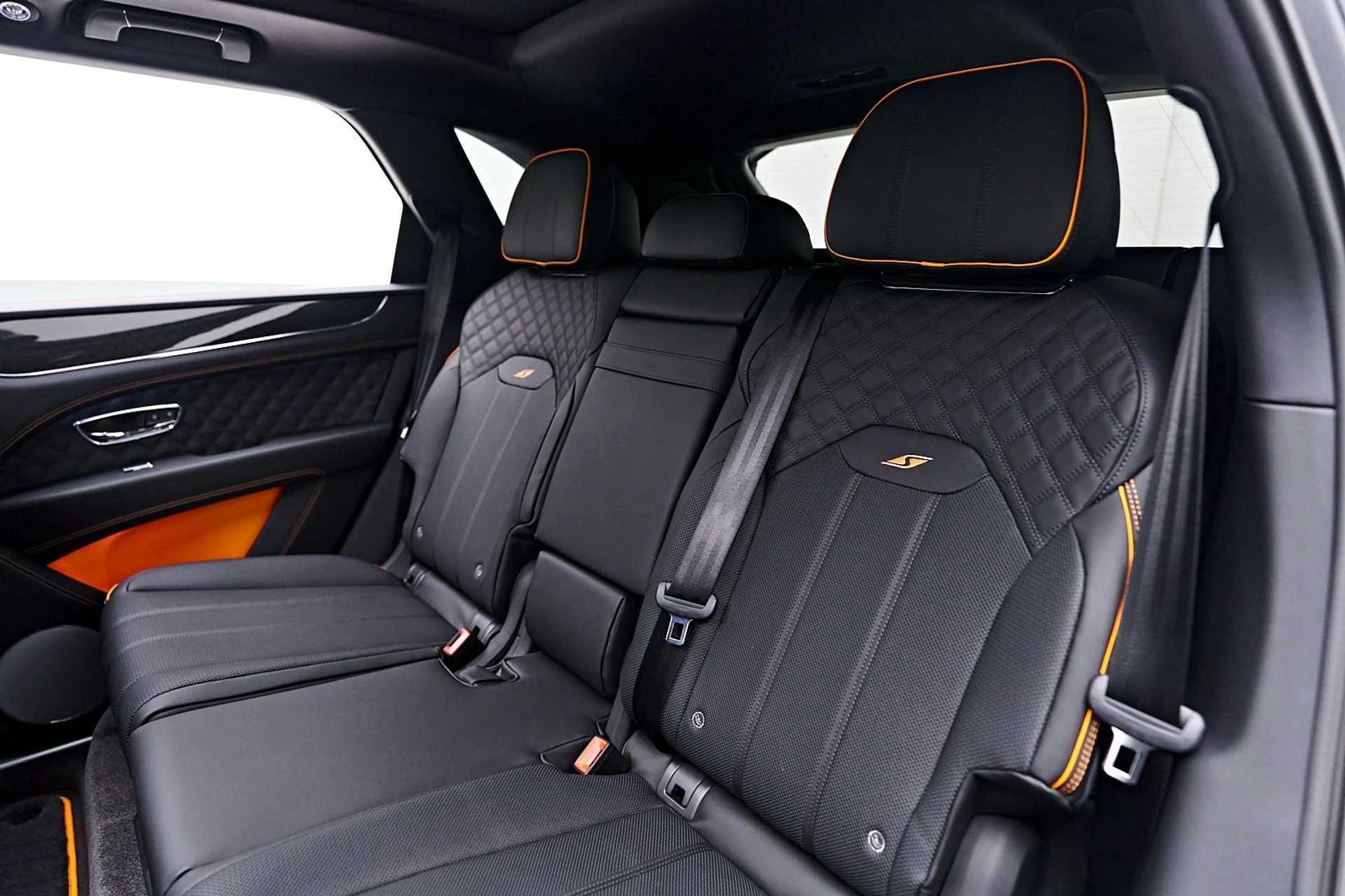 mph047_402980954_Used_2025_Bentley_Bentayga_S_Black_Edition_1738363048_18a5239ba3
