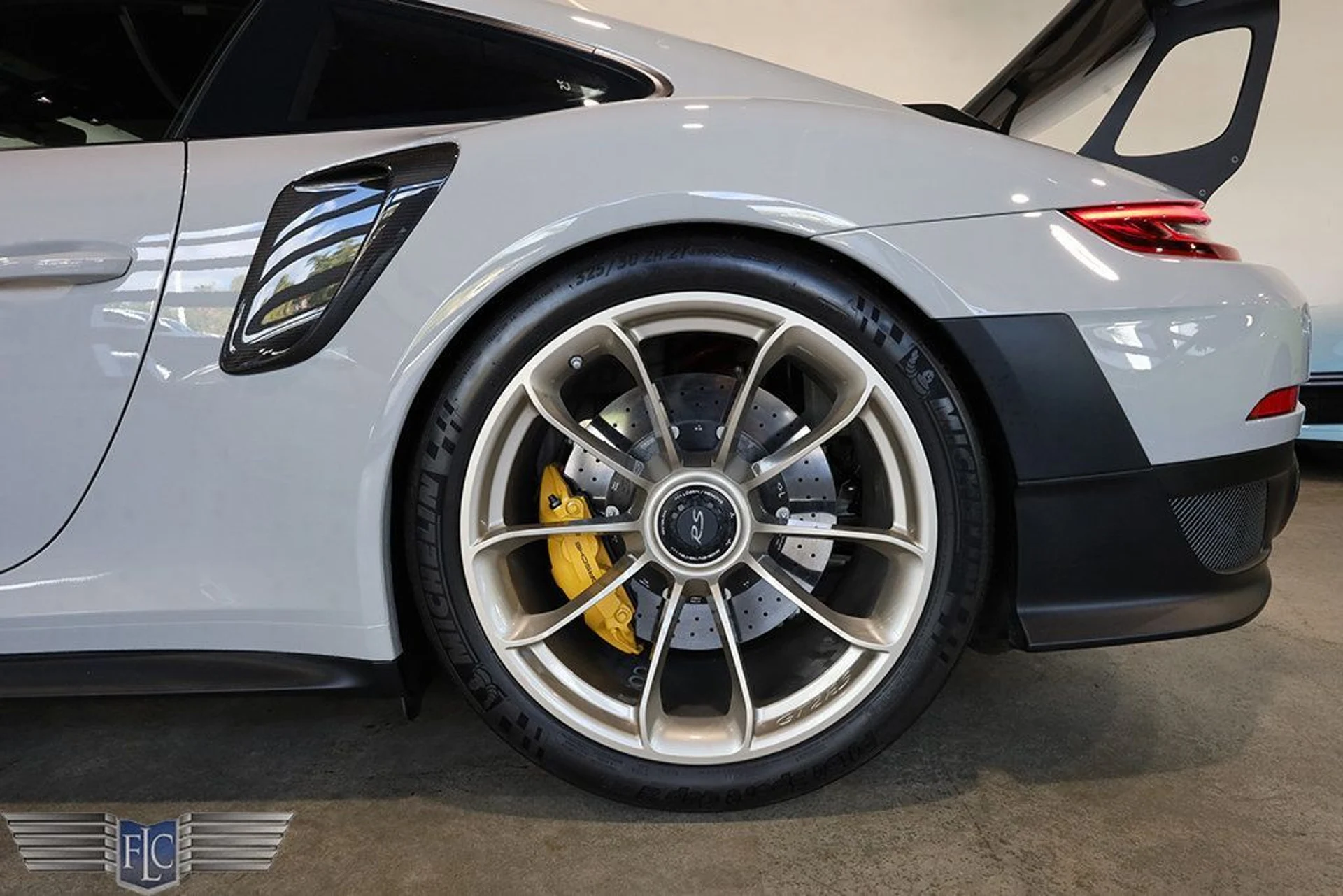 mph047_4102834920_used_2018_porsche_911_gt2rsweissach_9689_22986338_48_1024_62db2848ca