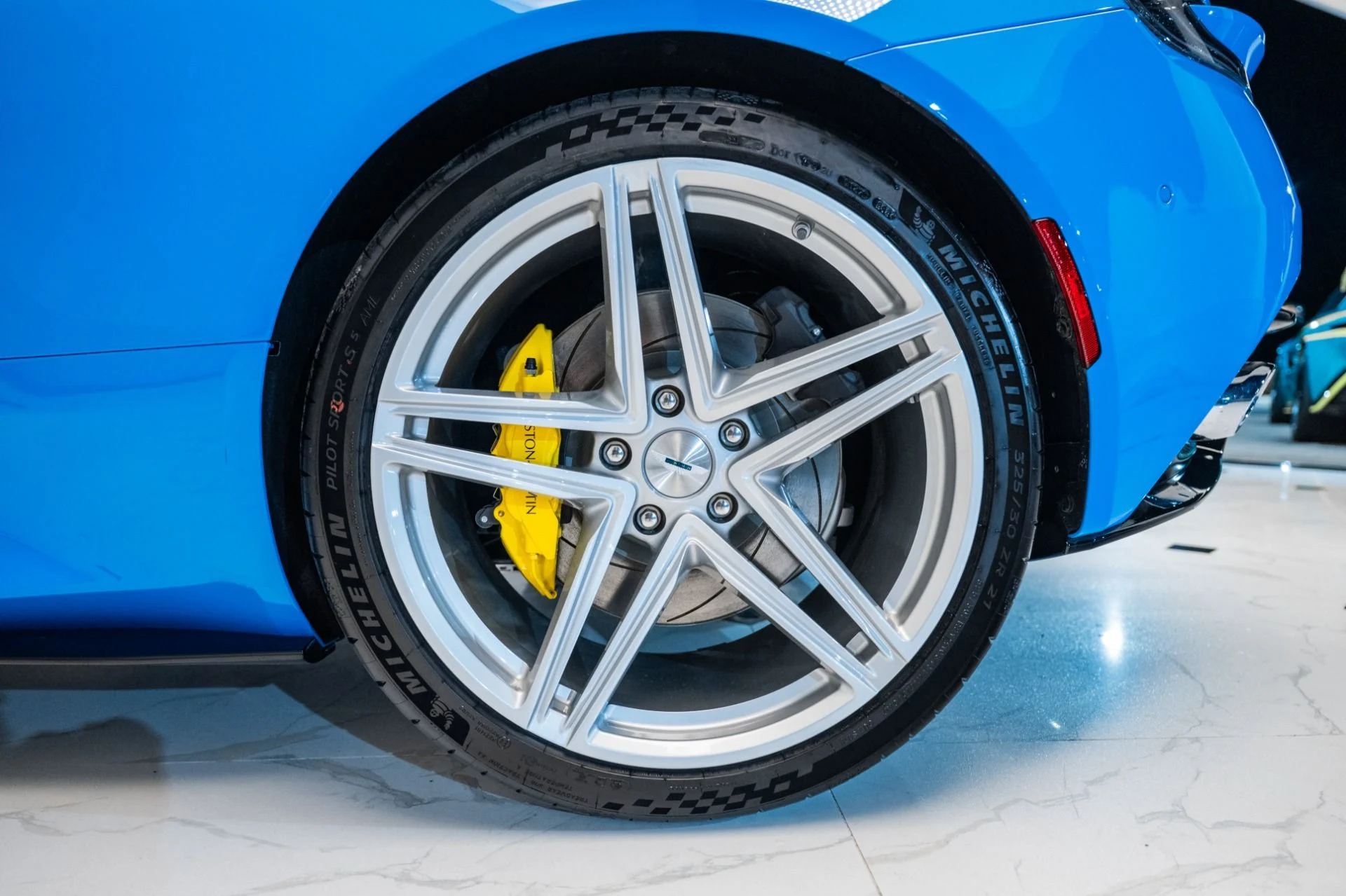 mph047_4147945601_Used_2025_Aston_Martin_DB_12_Volante_1741214270_fe13fbff12