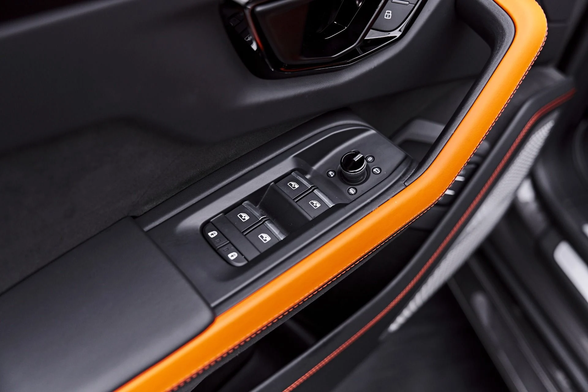mph047_4177738550_Used_2025_Lamborghini_Urus_SE_1788282736_ce283a255b