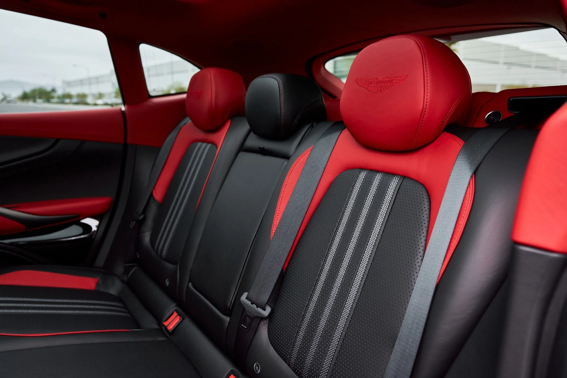 mph047_4195793382_Used_2025_Aston_Martin_DBX_707_1766785369_5f8ae47190