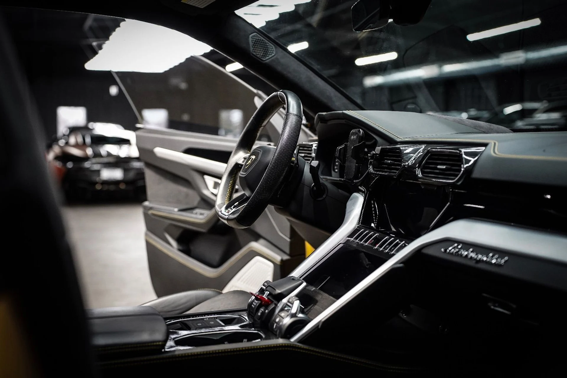 mph047_4205399560_37414663_02904_2020_lamborghini_urus_046_c6ca58f28a