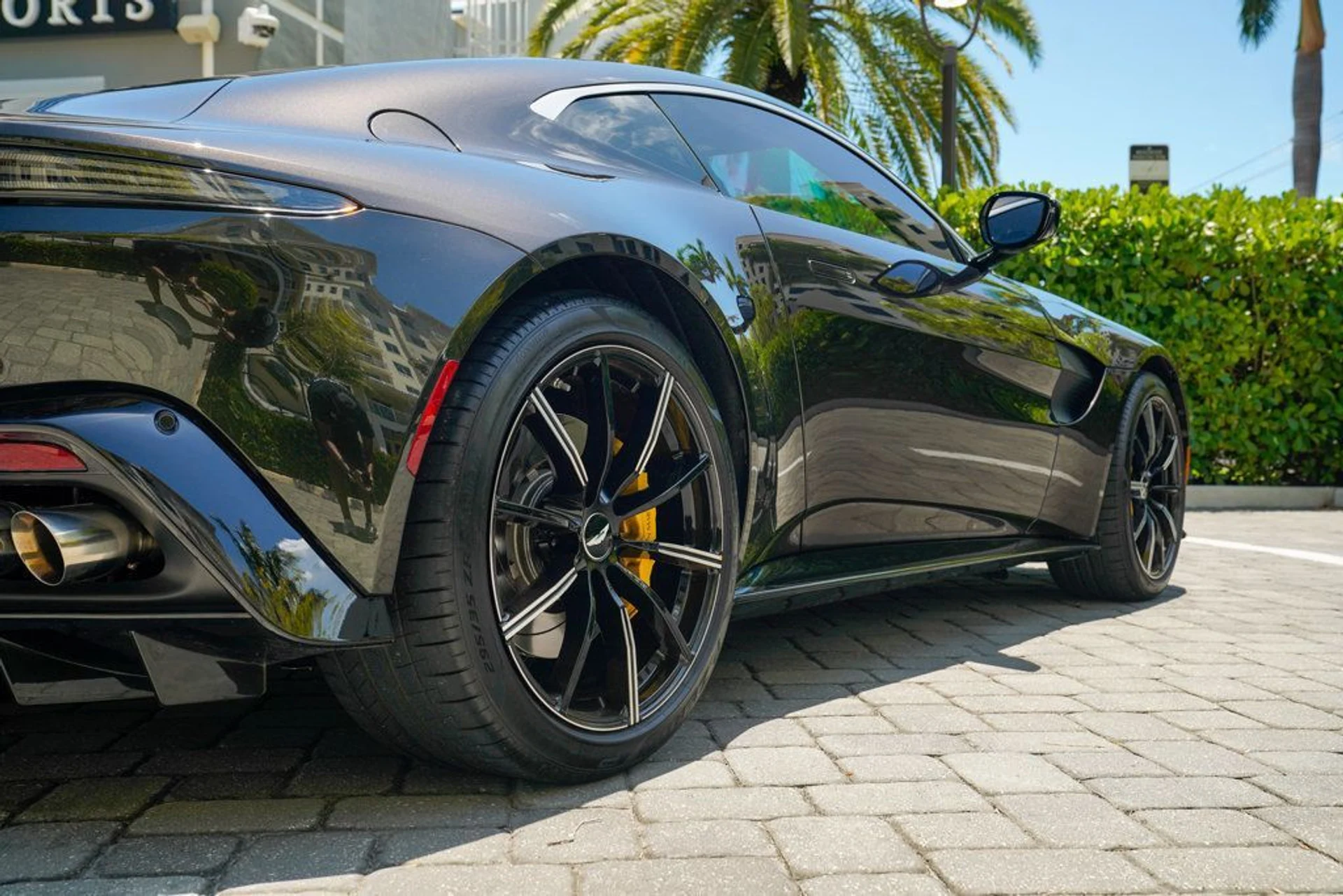 mph047_4263352596_used_2021_aston_martin_vantage_coupemanual_14354_22900621_48_1024_566d4f6e2d