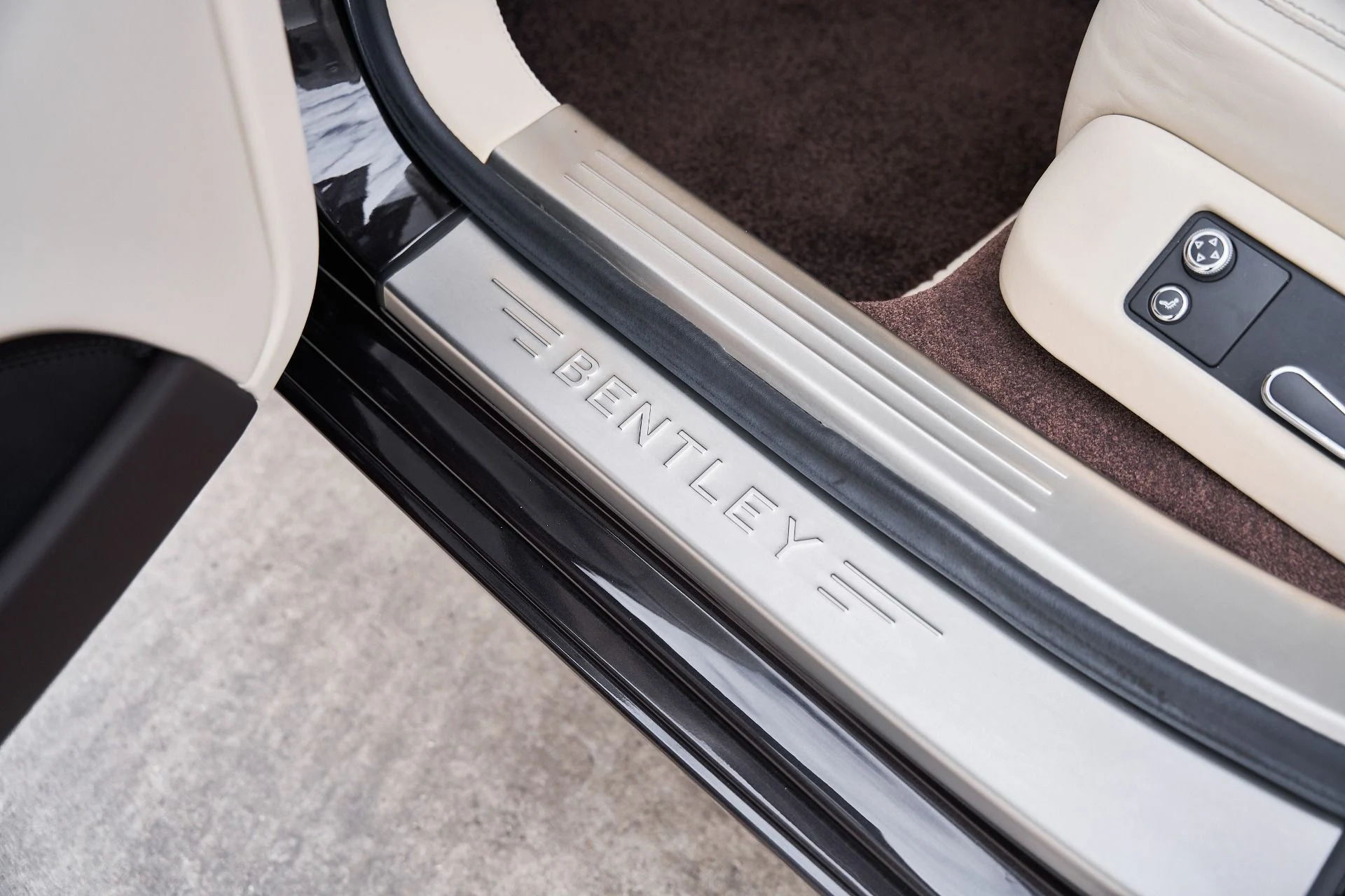 mph047_4283315355_Used_2015_Bentley_Flying_Spur_V8_1769278383_8bfbaa286a