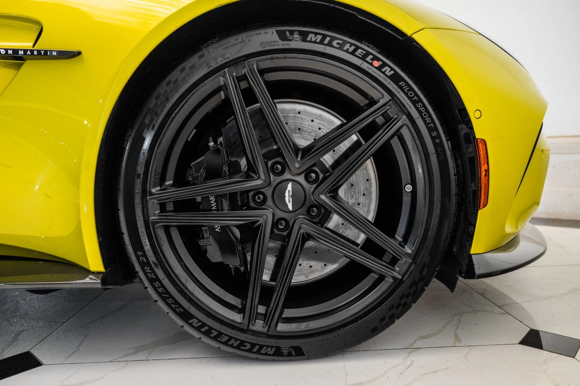 mph047_437532259_Used_2025_Aston_Martin_Vantage_1751990746_ec803f3c5b
