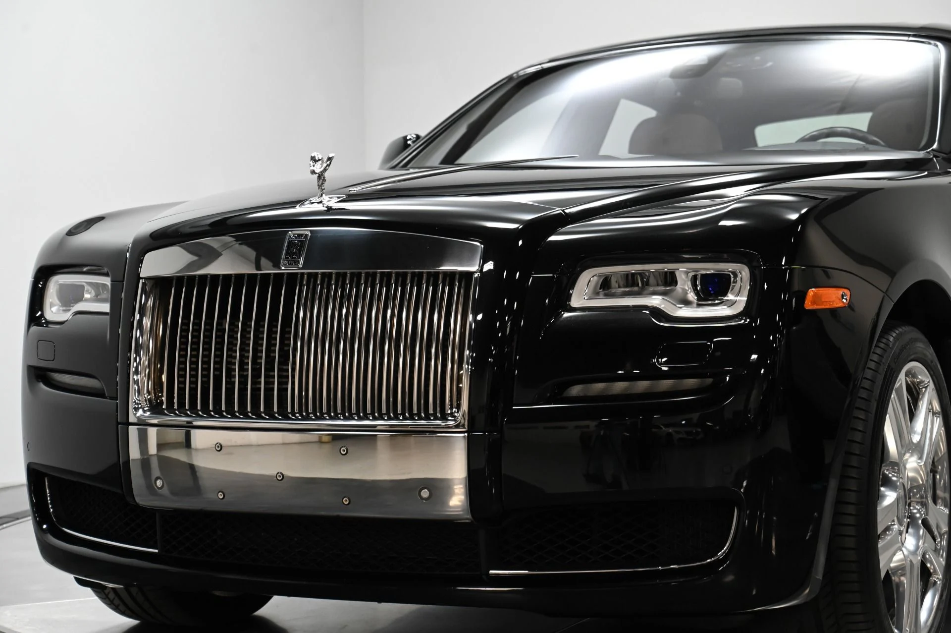 mph047_452541315_Used_2015_Rolls_Royce_Ghost_Base_1723921602_8a1b43b9a8