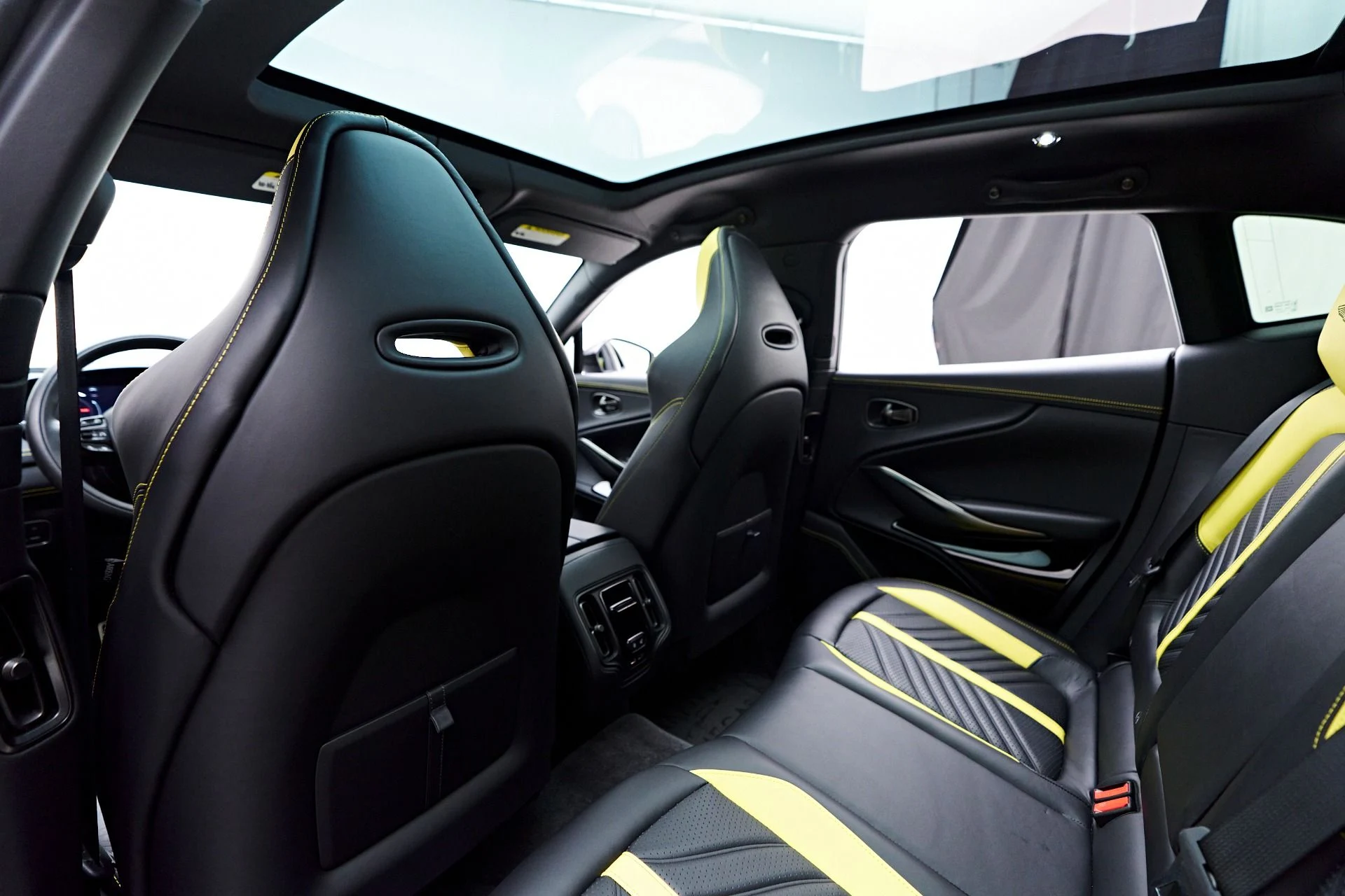 mph047_522515826_Used_2024_Aston_Martin_DBX_707_1753235896_8bb163e323