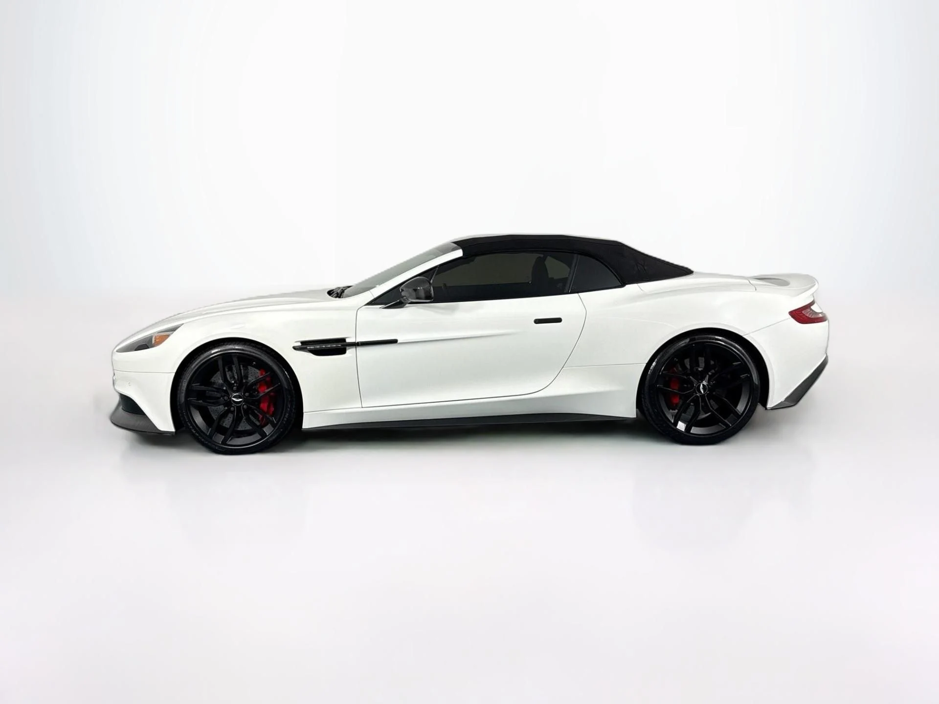 mph047_55325230_Used_2015_Aston_Martin_Vanquish_Volante_1782334118_ecccdeb994