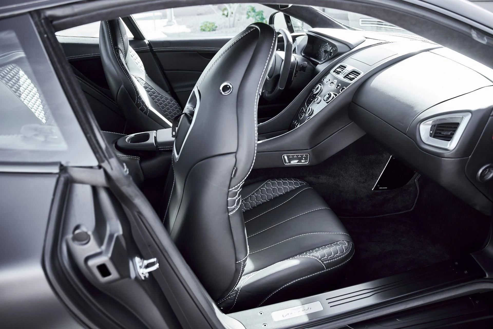 mph047_560699840_Used_2014_Aston_Martin_Vanquish_V12_1773193818_49d5145680