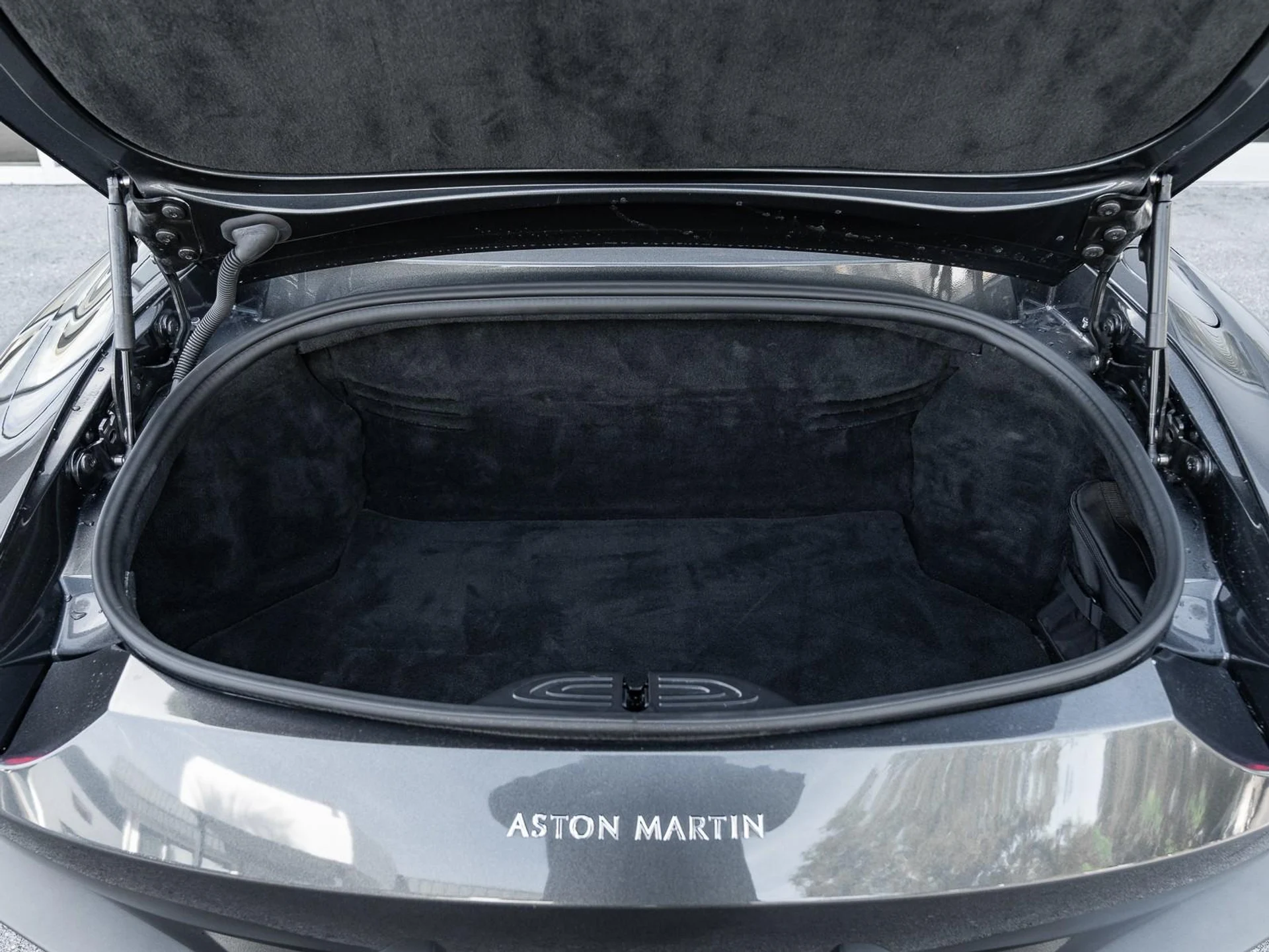 mph047_570375942_Used_2021_Aston_Martin_Vantage_1763409996_62add492d1