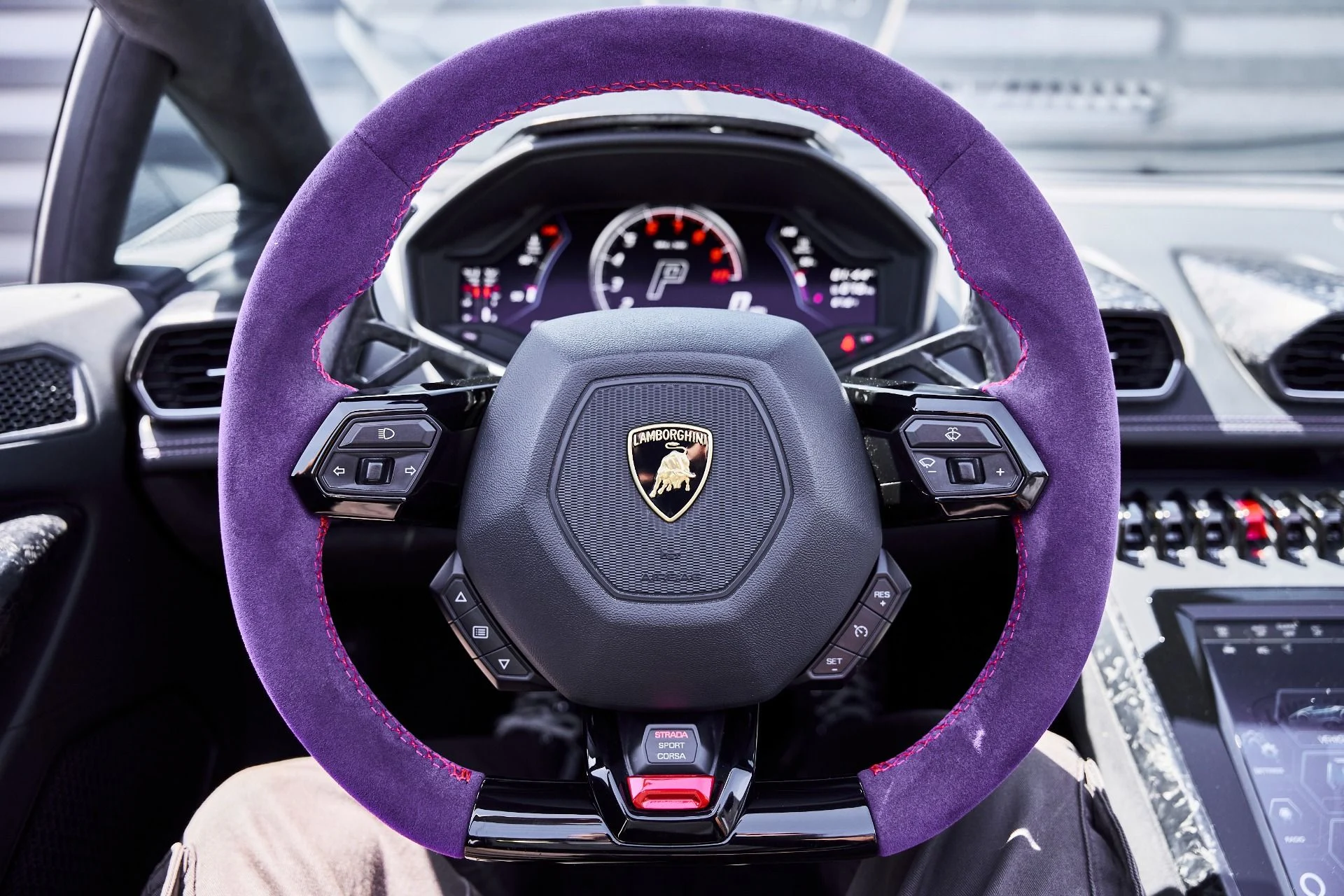 mph047_616427229_Used_2024_Lamborghini_Huracan_EVO_Base_1776733913_b0e025c069