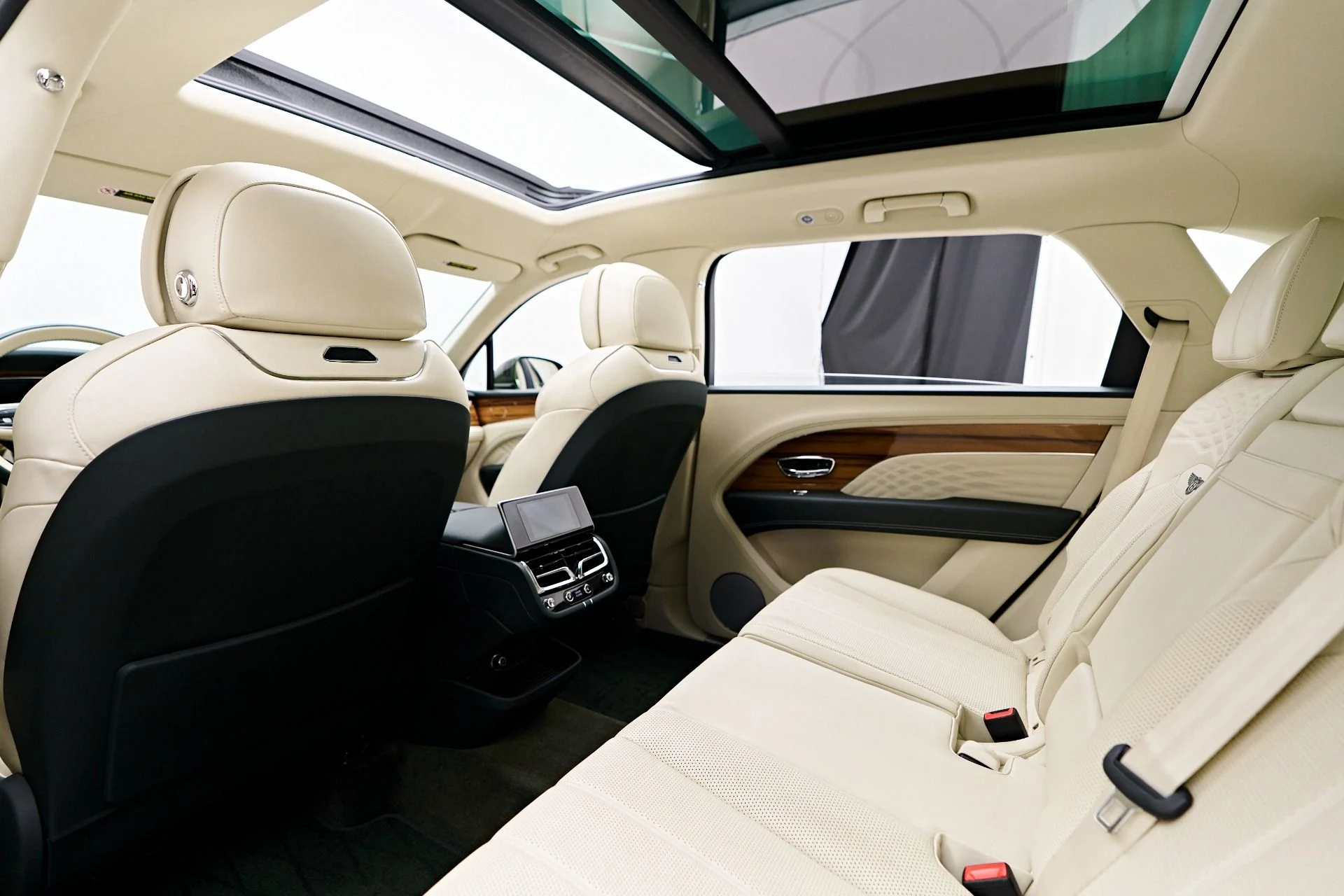 mph047_750321410_Used_2023_Bentley_Bentayga_EWB_1754782459_8e64aee1fa