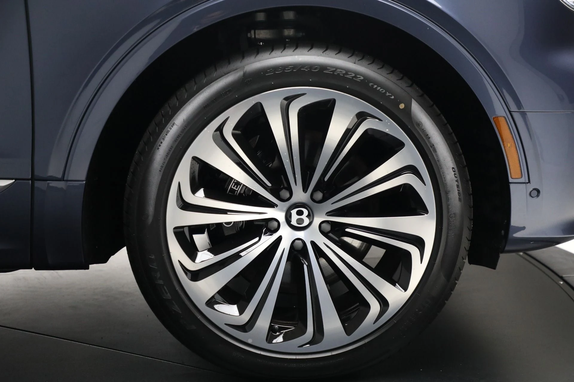 mph047_847994868_New_2025_Bentley_Bentayga_EWB_Azure_V8_2360fa5986