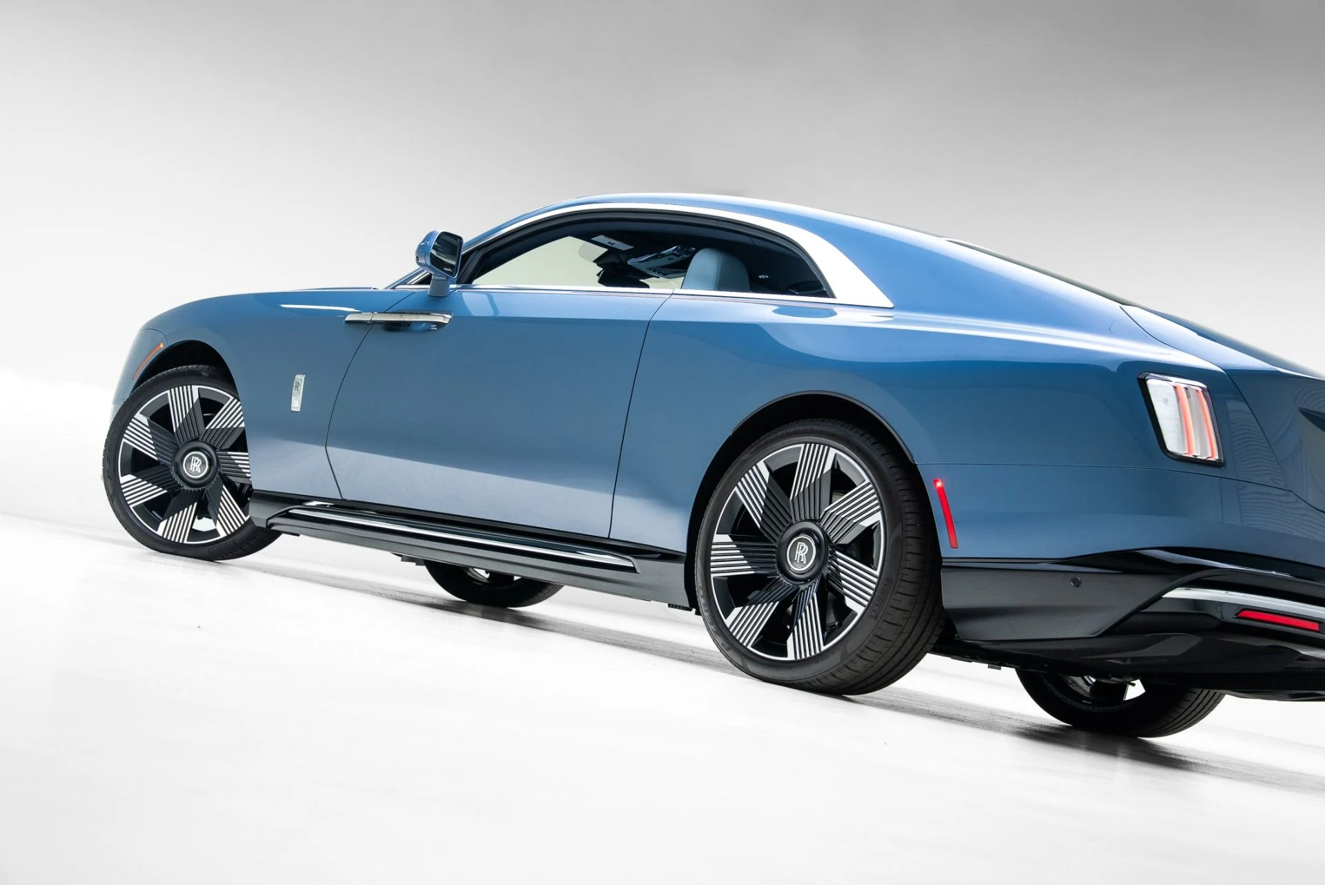 mph047_907950344_Used_2024_Rolls_Royce_Spectre_1775065028_f38e2416ee