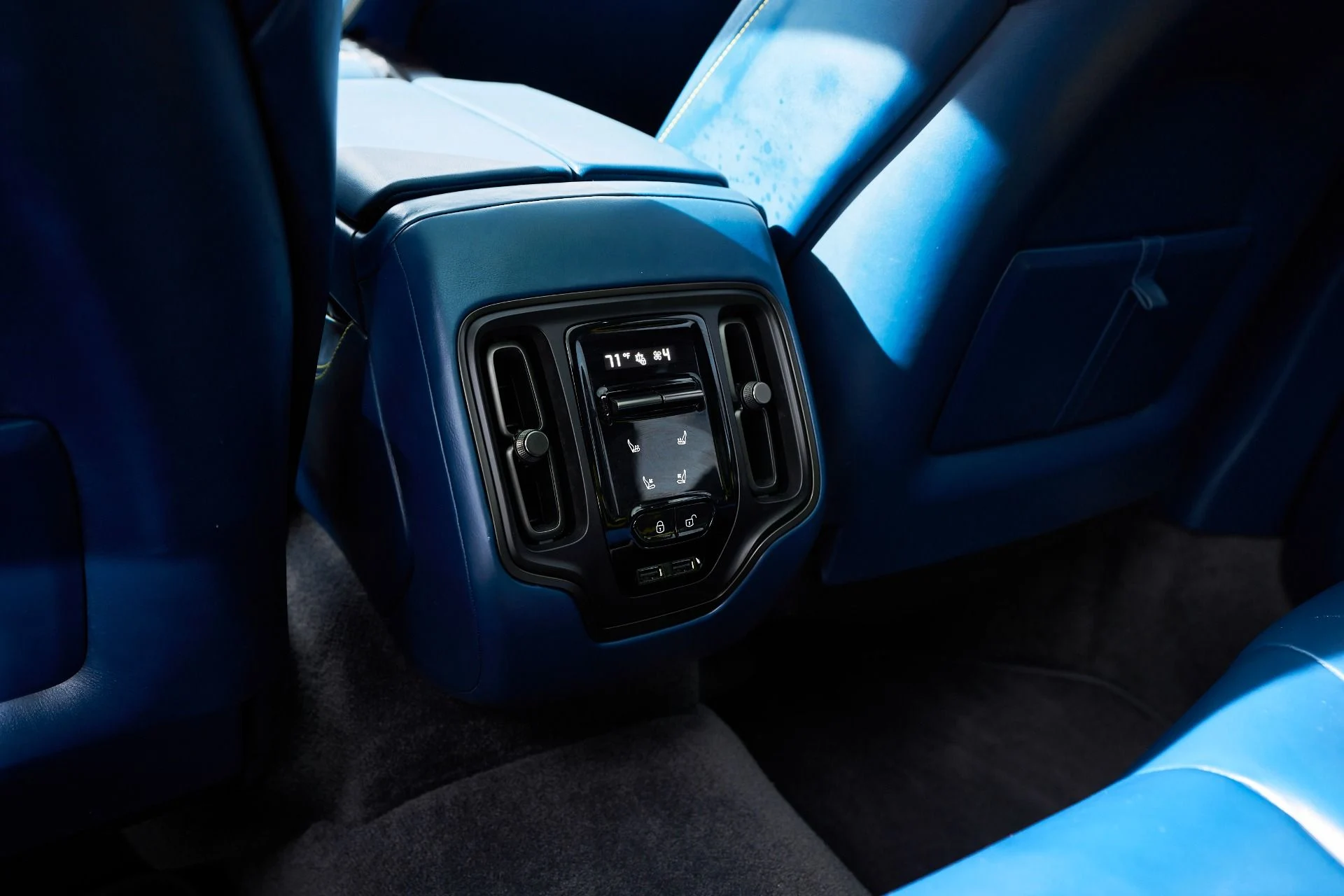 mph047_971617179_Used_2023_Aston_Martin_DBX_707_1762900387_942b8c0b9a