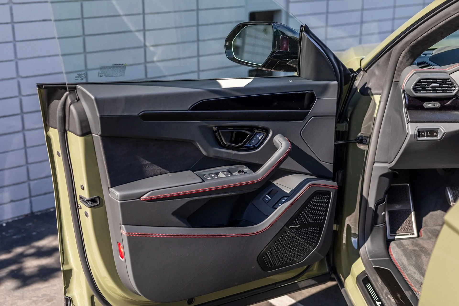 mph048_104192876_Used_2023_Lamborghini_Urus_S_1764103574_8c24731a61