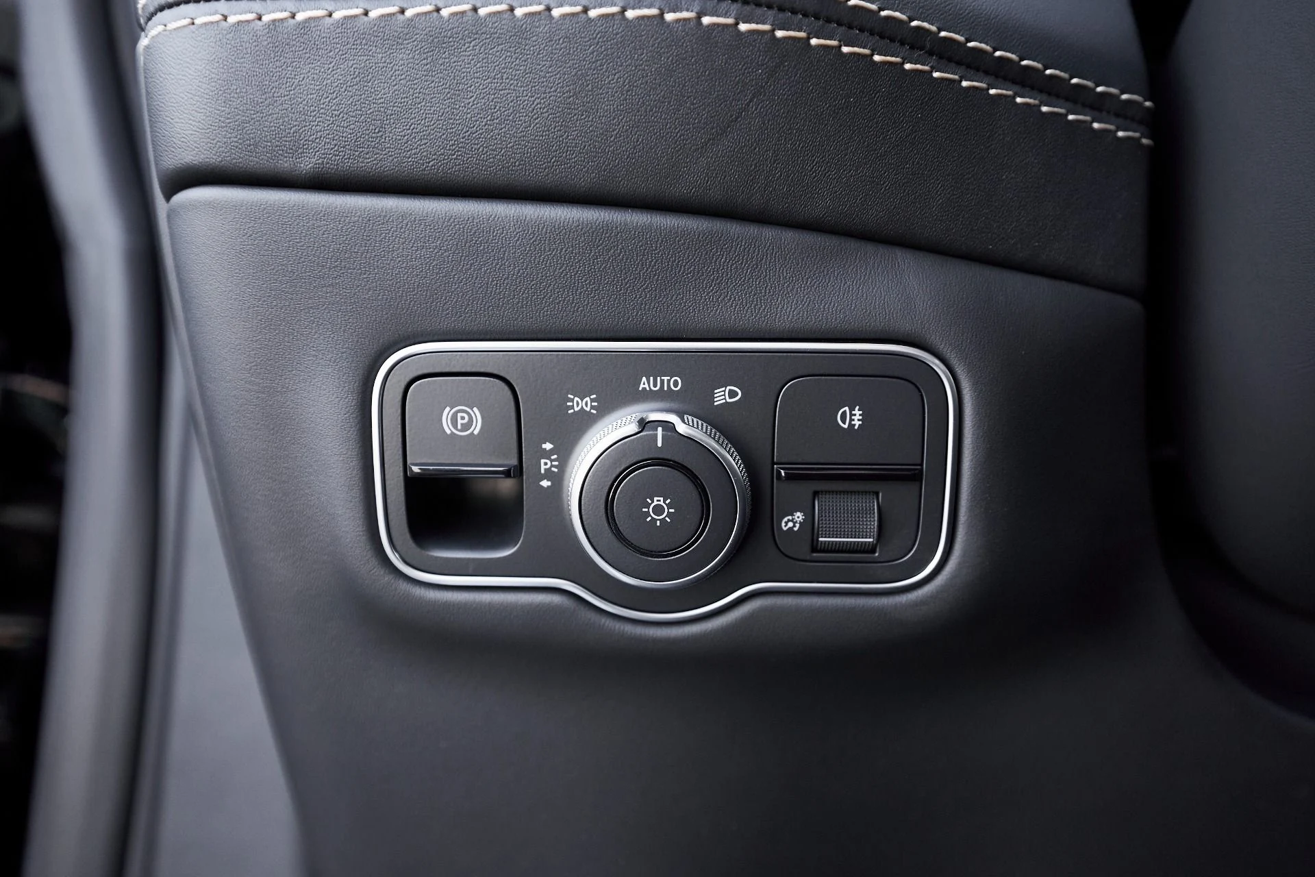 mph048_1062941442_Used_2023_Aston_Martin_DBX_707_1759982391_760c2ef585