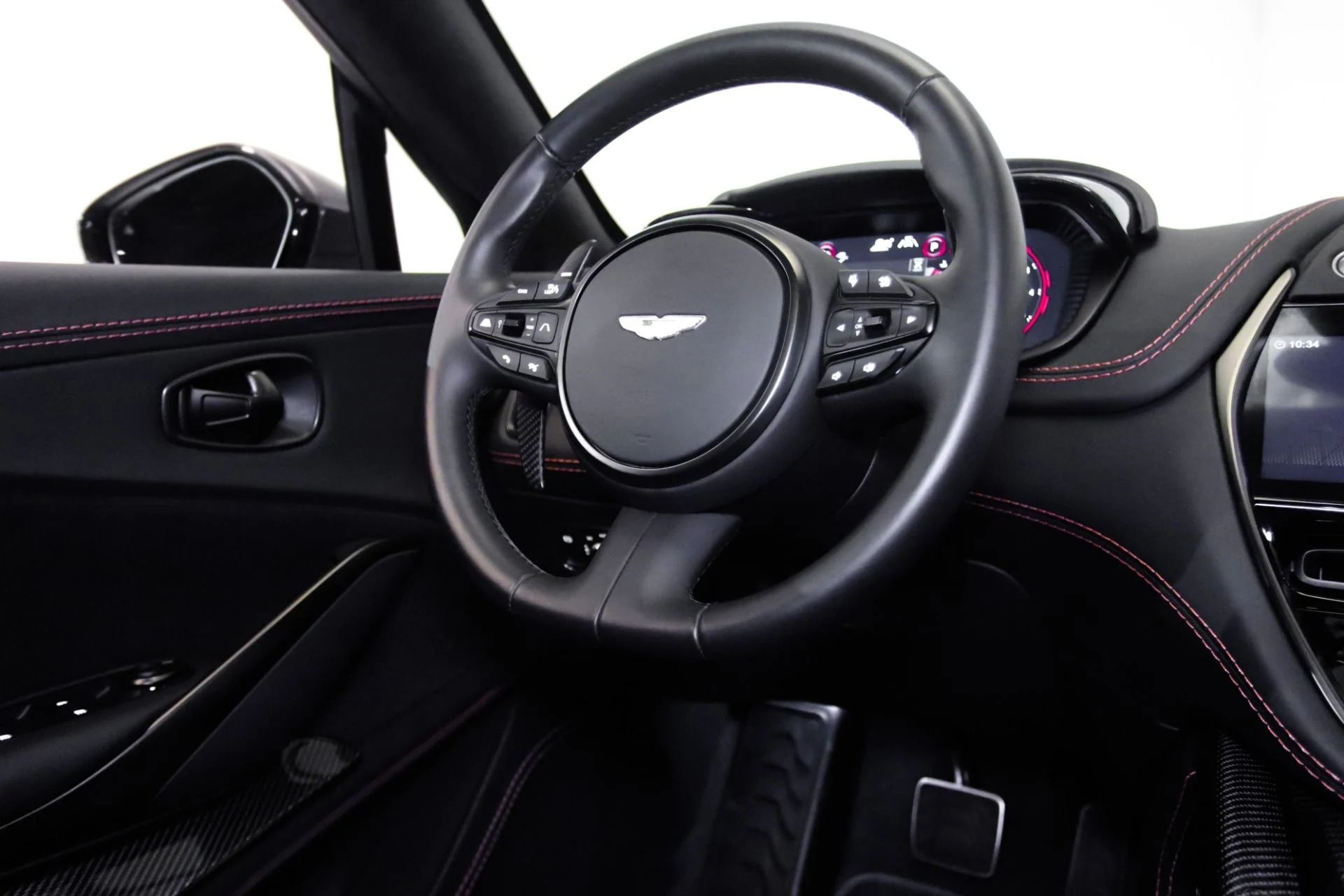 mph048_1098531005_Used_2023_Aston_Martin_DBX_707_1744811574_6a877968ef