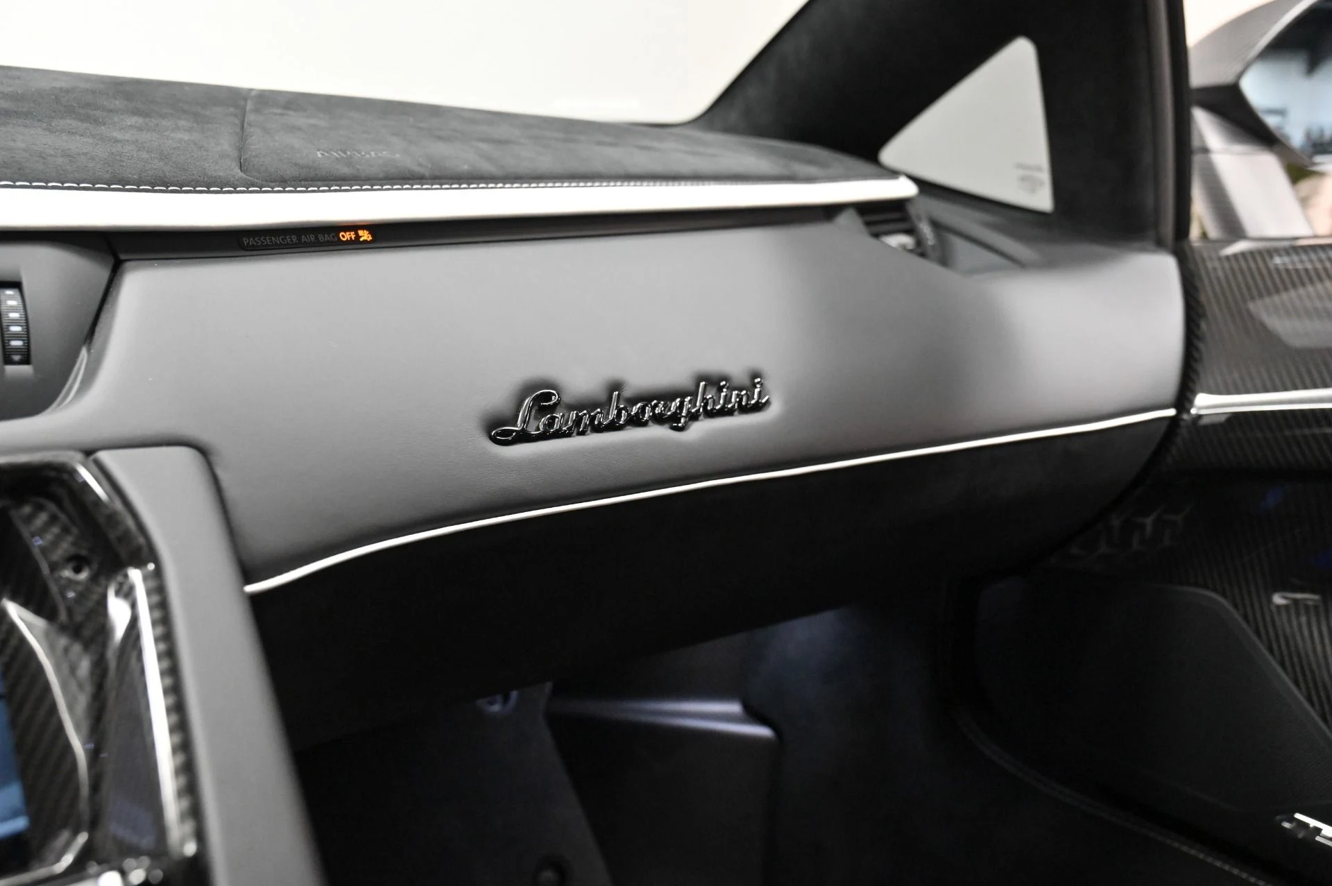 mph048_1134672187_Used_2019_Lamborghini_Aventador_SVJ_1760550459_9e4d1f6f13