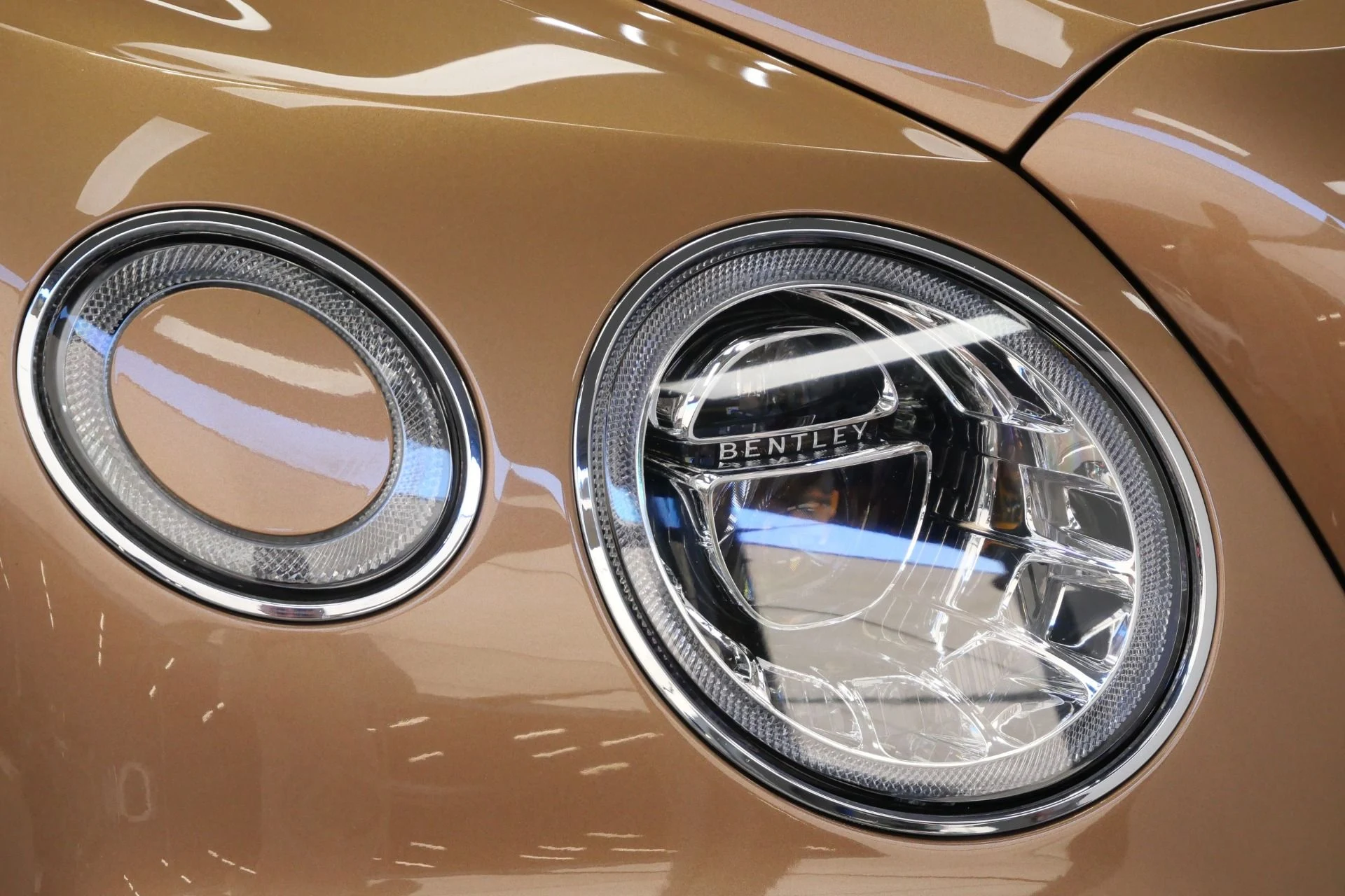 mph048_1154792680_Used_2017_Bentley_Bentayga_W12_Four_Seat_Comfort_Specification_with_Rear_Console_1776956660_7e9c2b3592