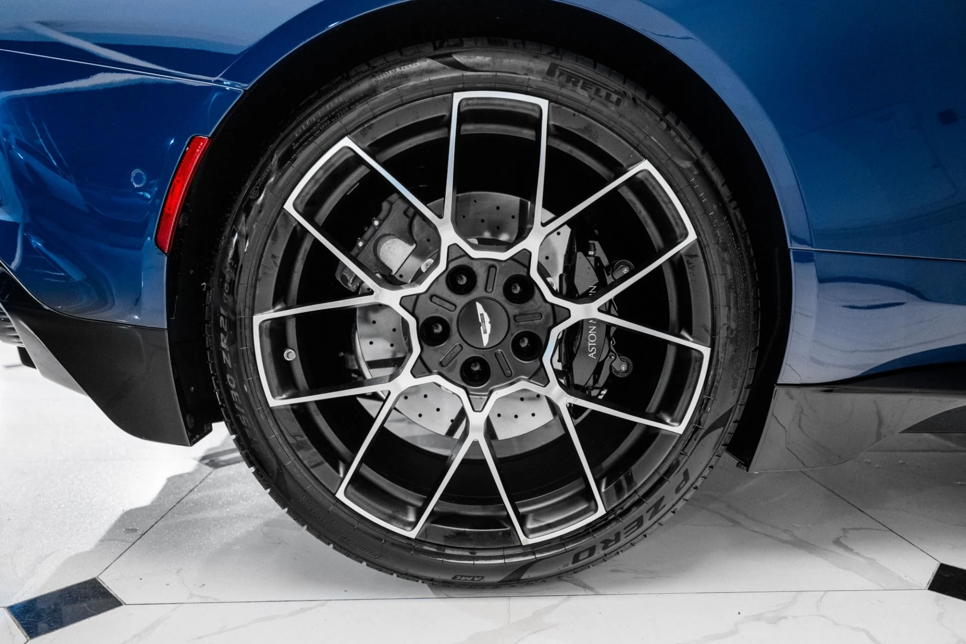 mph048_116253603_Used_2025_Aston_Martin_Vanquish_1751745767_1dad5d8f0b