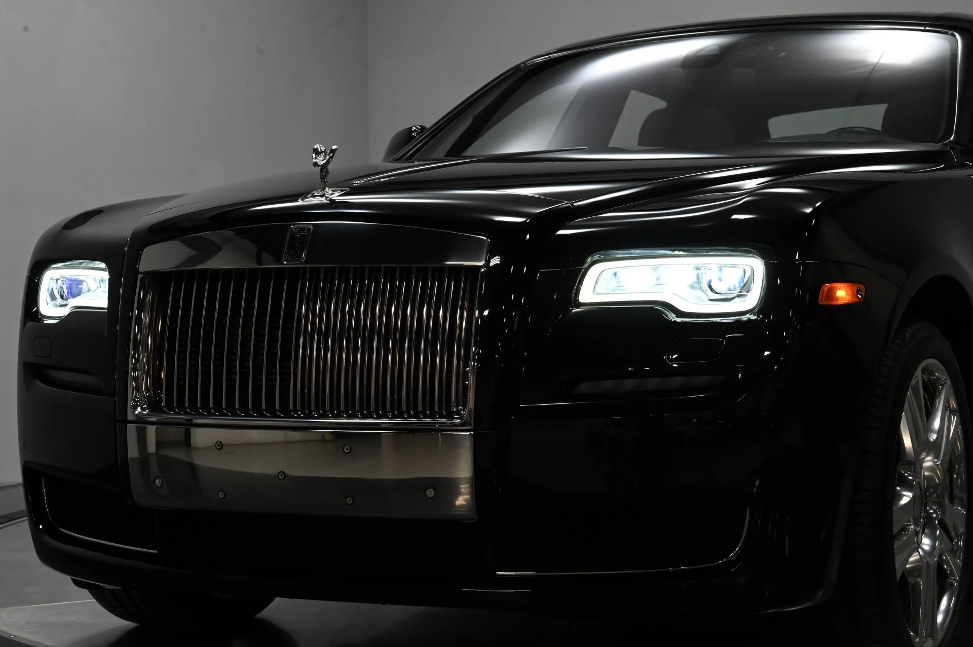 mph048_1165979213_Used_2015_Rolls_Royce_Ghost_Base_1723921602_2e477da66c