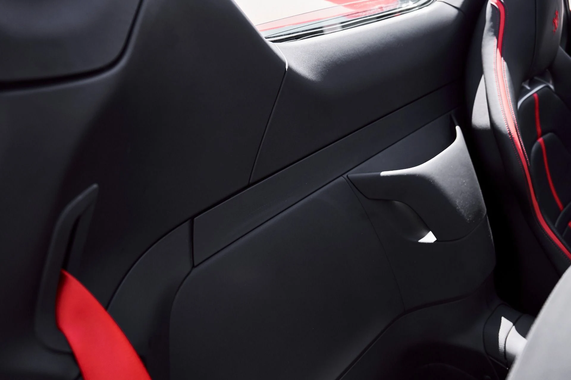 mph048_1175139685_Used_2025_Ferrari_SF_90_Spider_Base_1776296510_dd8324644d