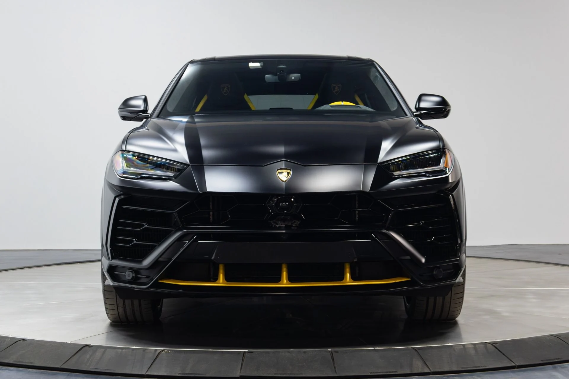 mph048_1231981576_Used_2022_Lamborghini_Urus_Graphite_Capsule_1775757245_51fb18a0f1