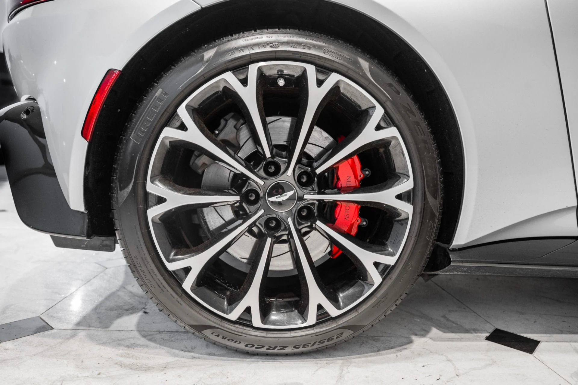 mph048_1238059918_Used_2019_Aston_Martin_Vantage_1779799907_1e99bfedb1