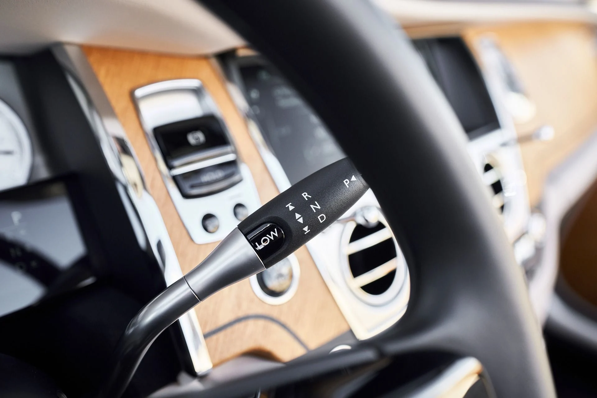 mph048_126781040_Used_2020_Rolls_Royce_Dawn_Base_1762645848_4e549de469