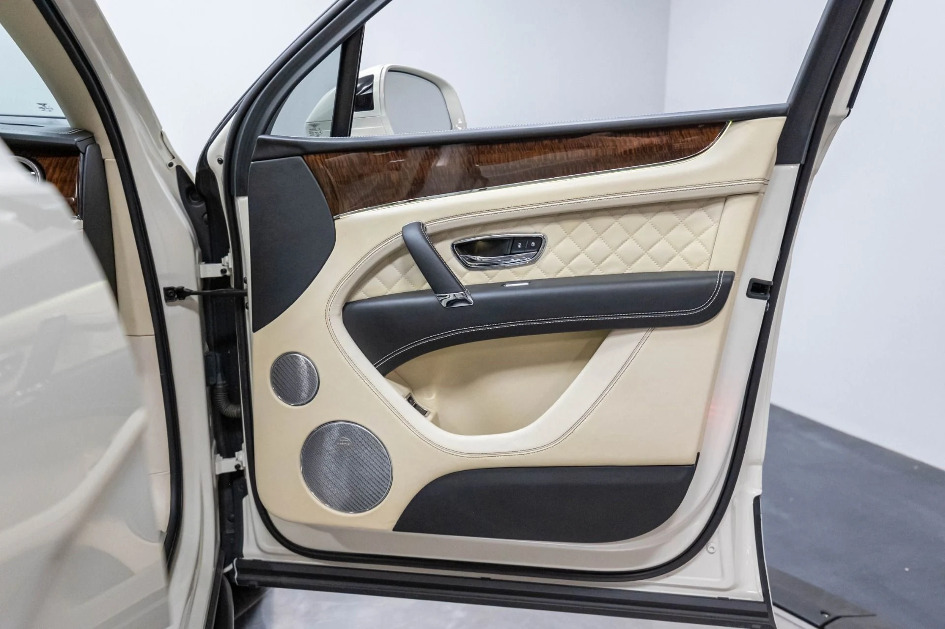 mph048_13228854_Used_2017_Bentley_Bentayga_W12_1787159716_12051775d1