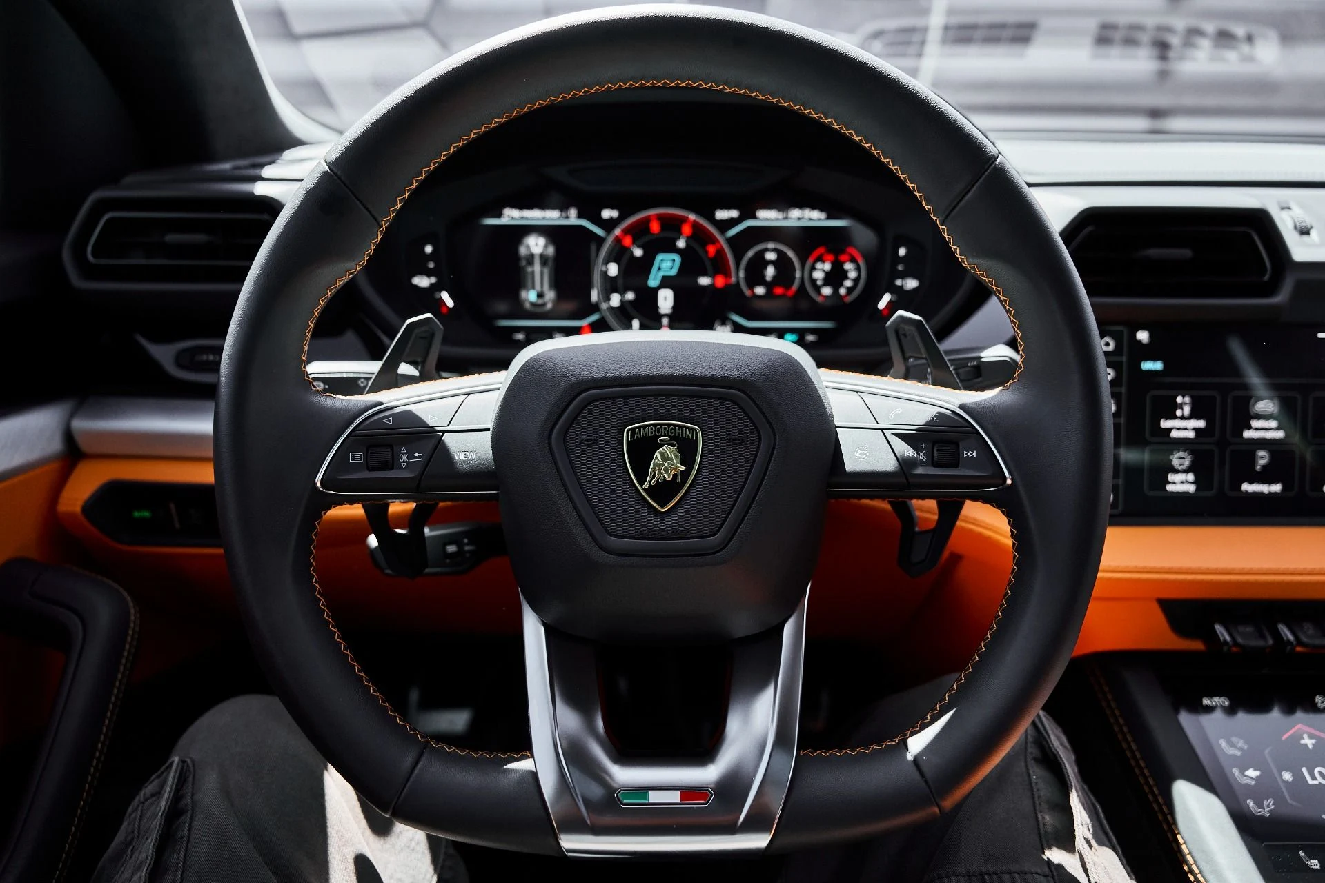 mph048_1343500826_Used_2025_Lamborghini_Urus_SE_1779992044_c36951bf4d