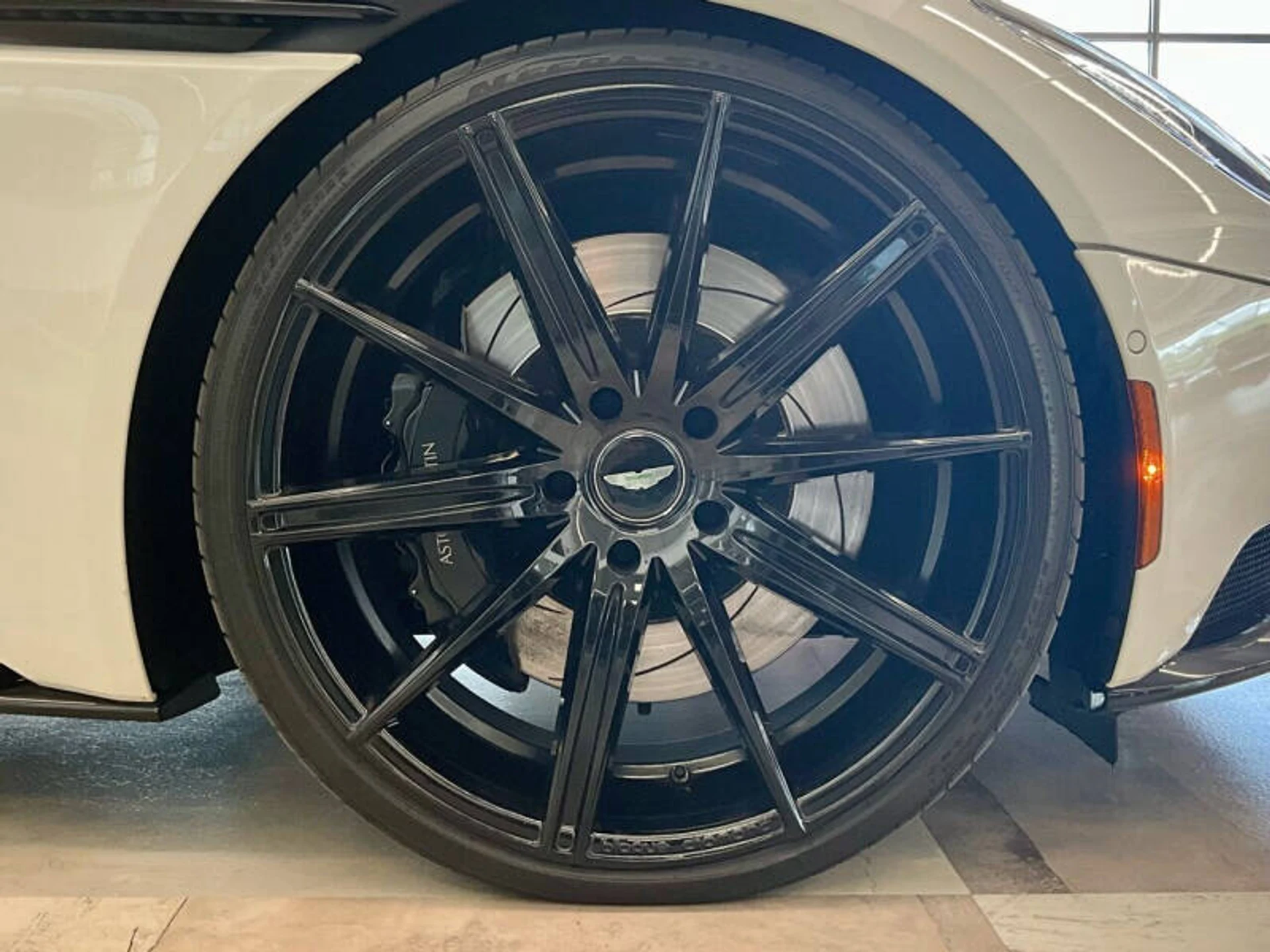 mph048_1365365498_2018_aston_martin_db11_v12_2dr_coupe_da47577340