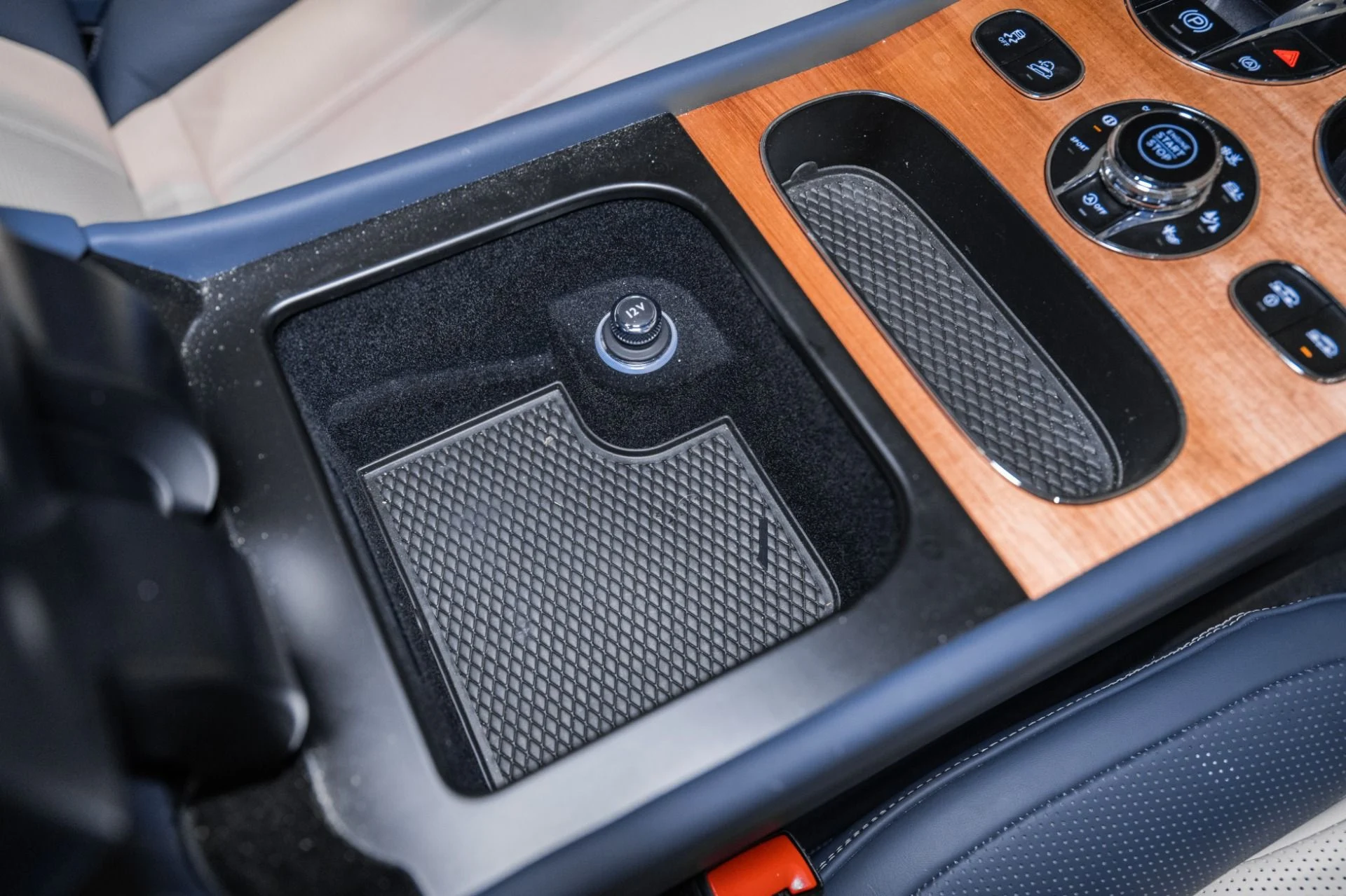 mph048_1384606520_Used_2023_Bentley_Bentayga_V8_1773161600_f0908c1653