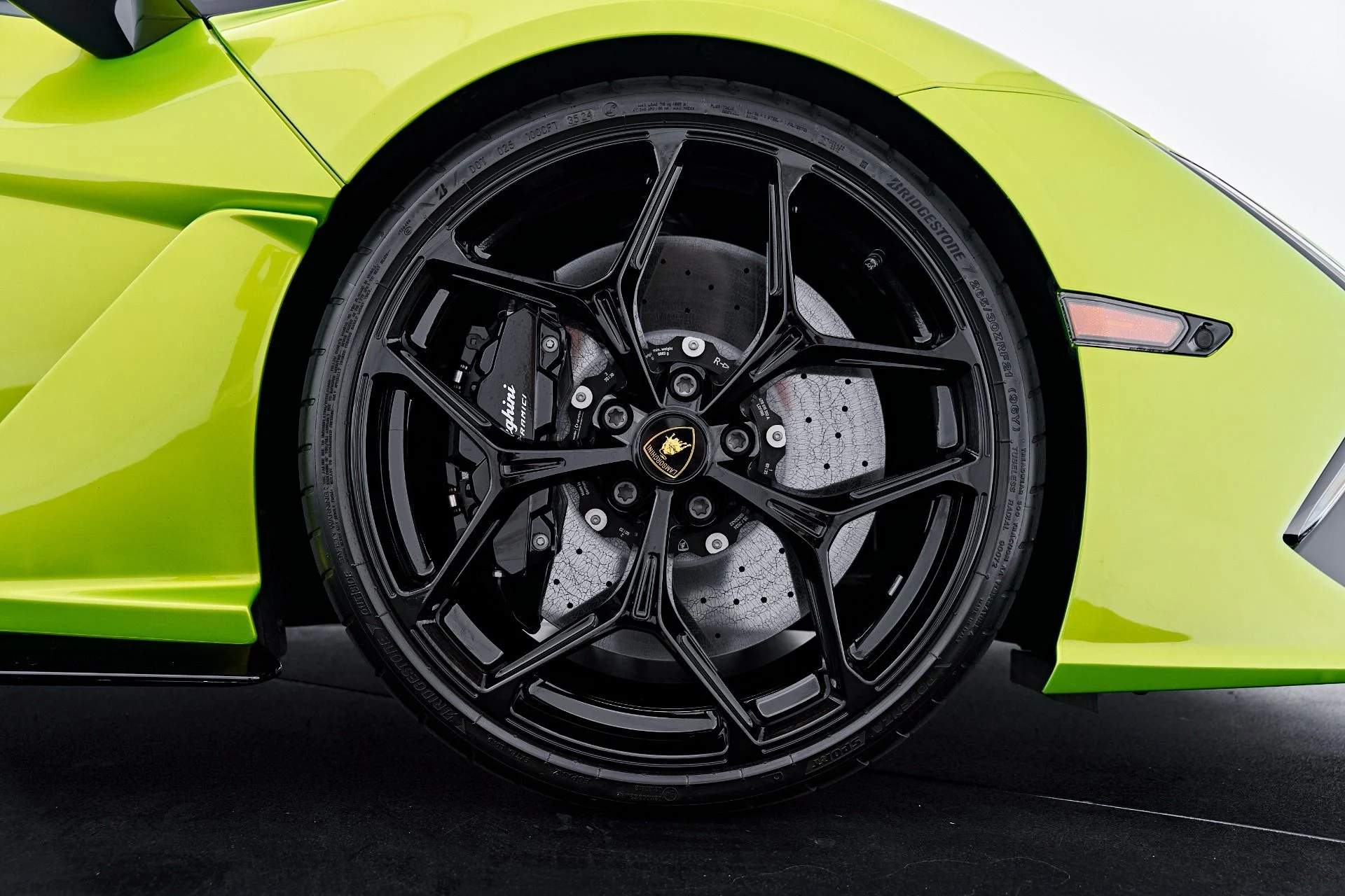 mph048_1434194601_Used_2025_Lamborghini_Revuelto_Base_1785289427_3eca0d931b