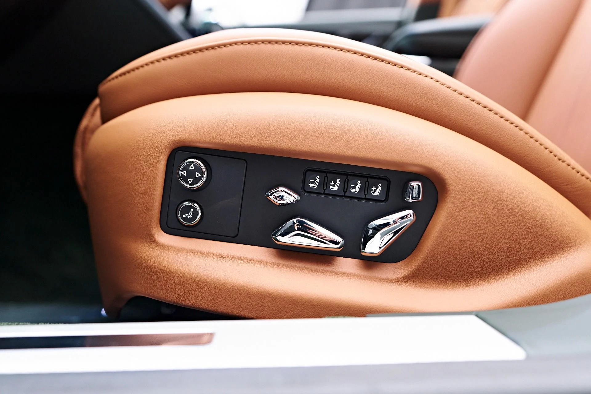 mph048_1466567558_Used_2024_Bentley_Flying_Spur_Mulliner_W12_1756173526_0b54318fc6