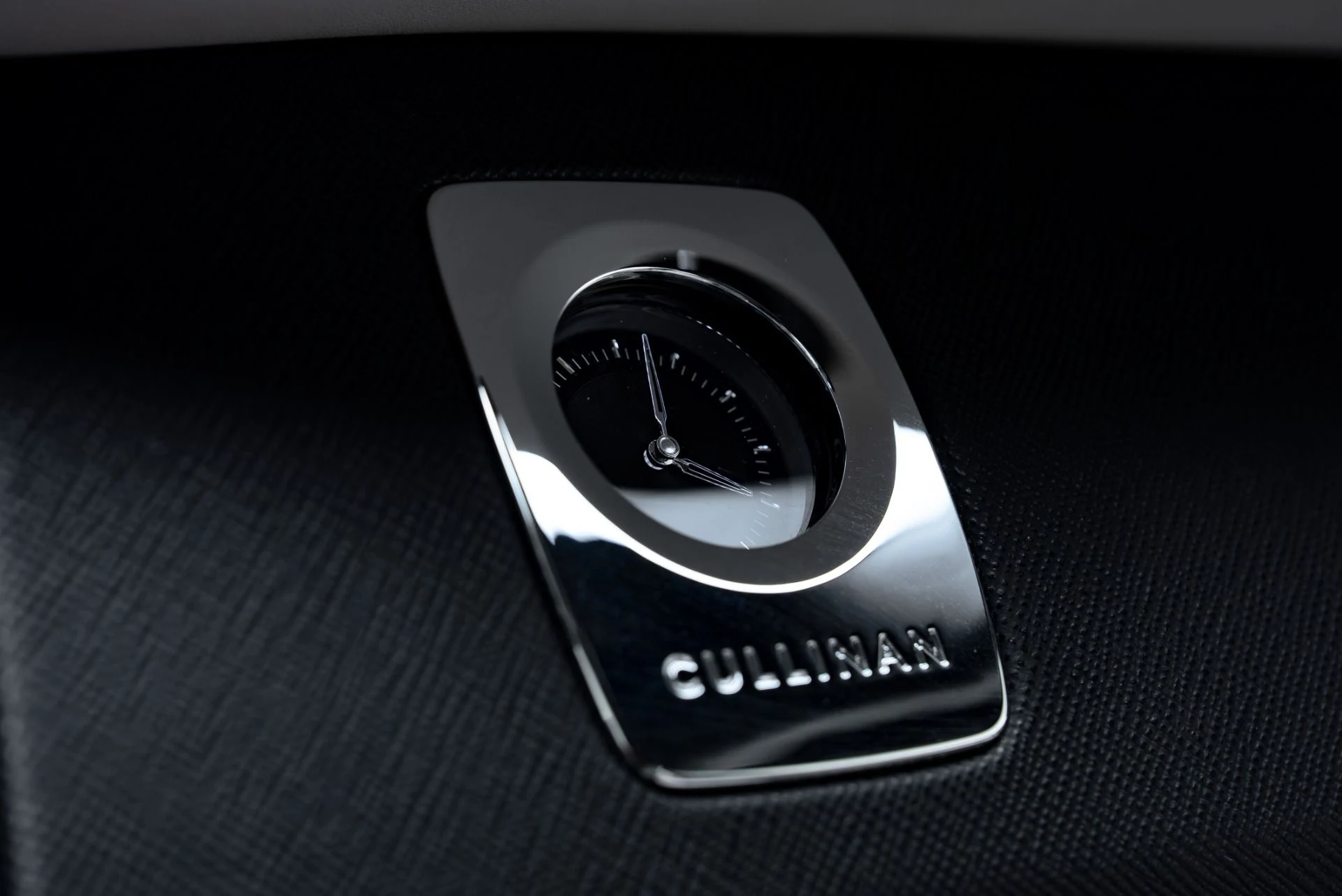 mph048_1490653981_Used_2023_Rolls_Royce_Cullinan_1777310585_2ad4595499