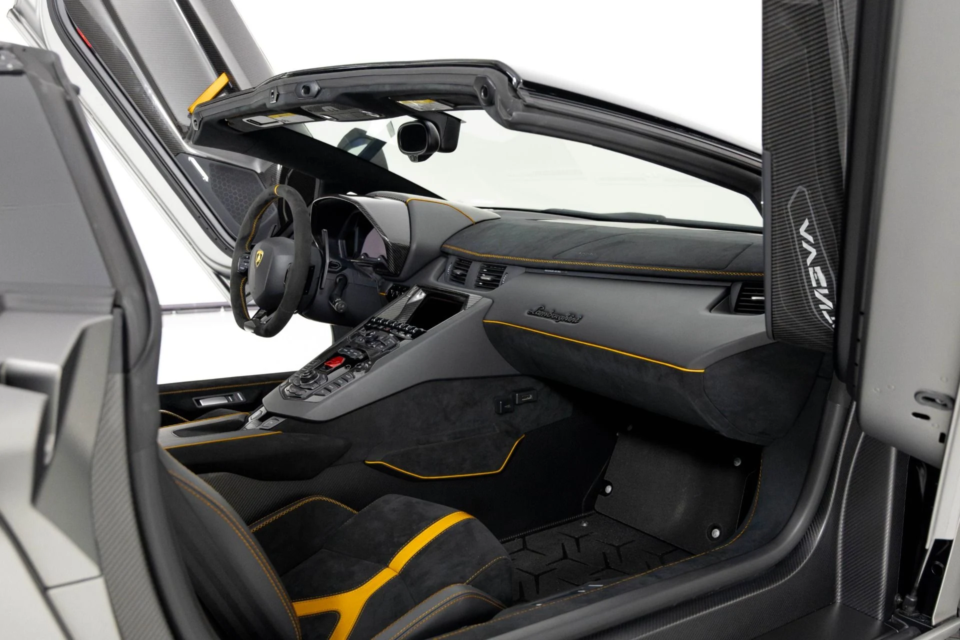 mph048_1568827433_Used_2020_Lamborghini_Aventador_SVJ_1759430140_608d6de045