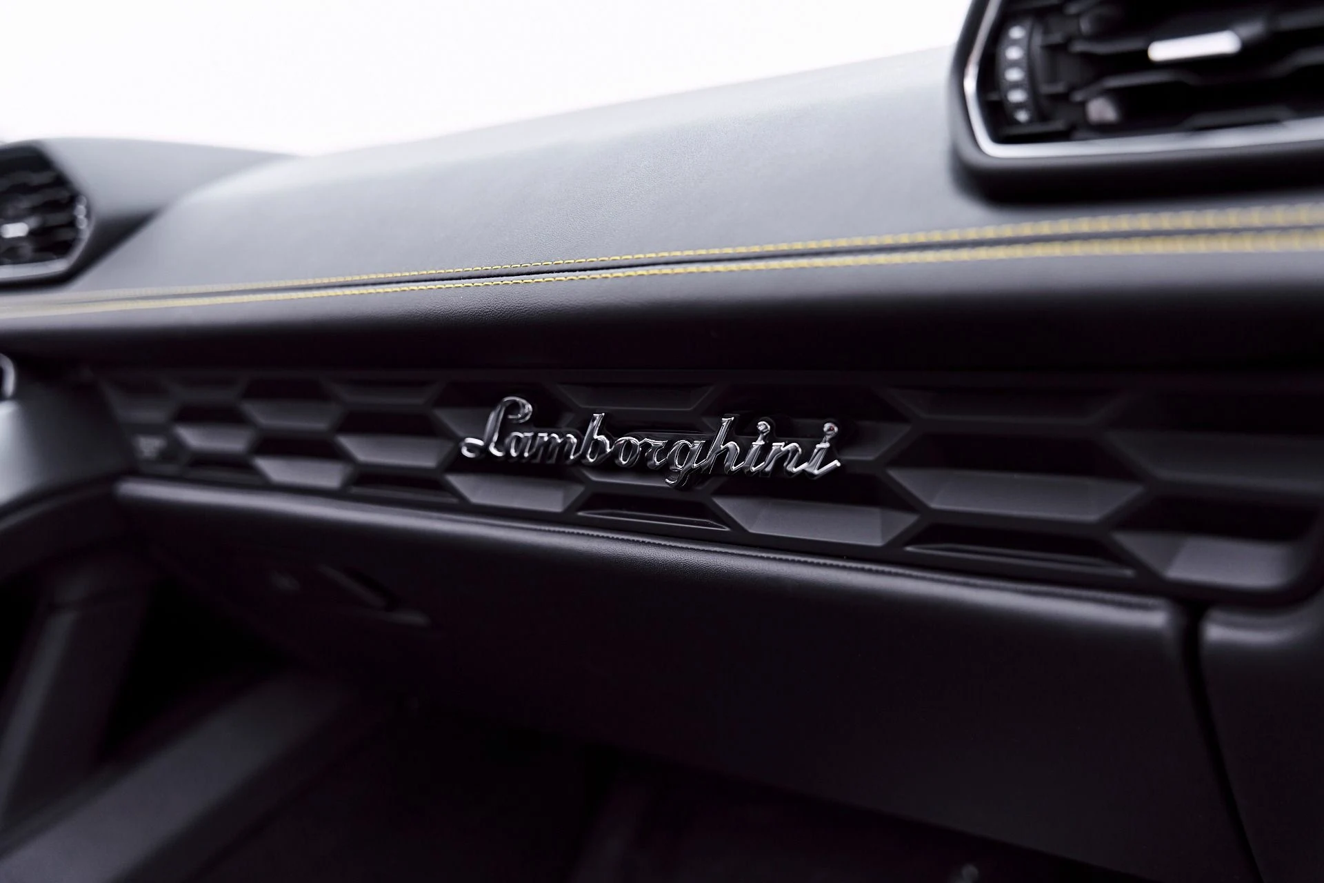 mph048_1605447596_Used_2018_Lamborghini_Huracan_LP_580_2_S_1784246856_4268bf9007