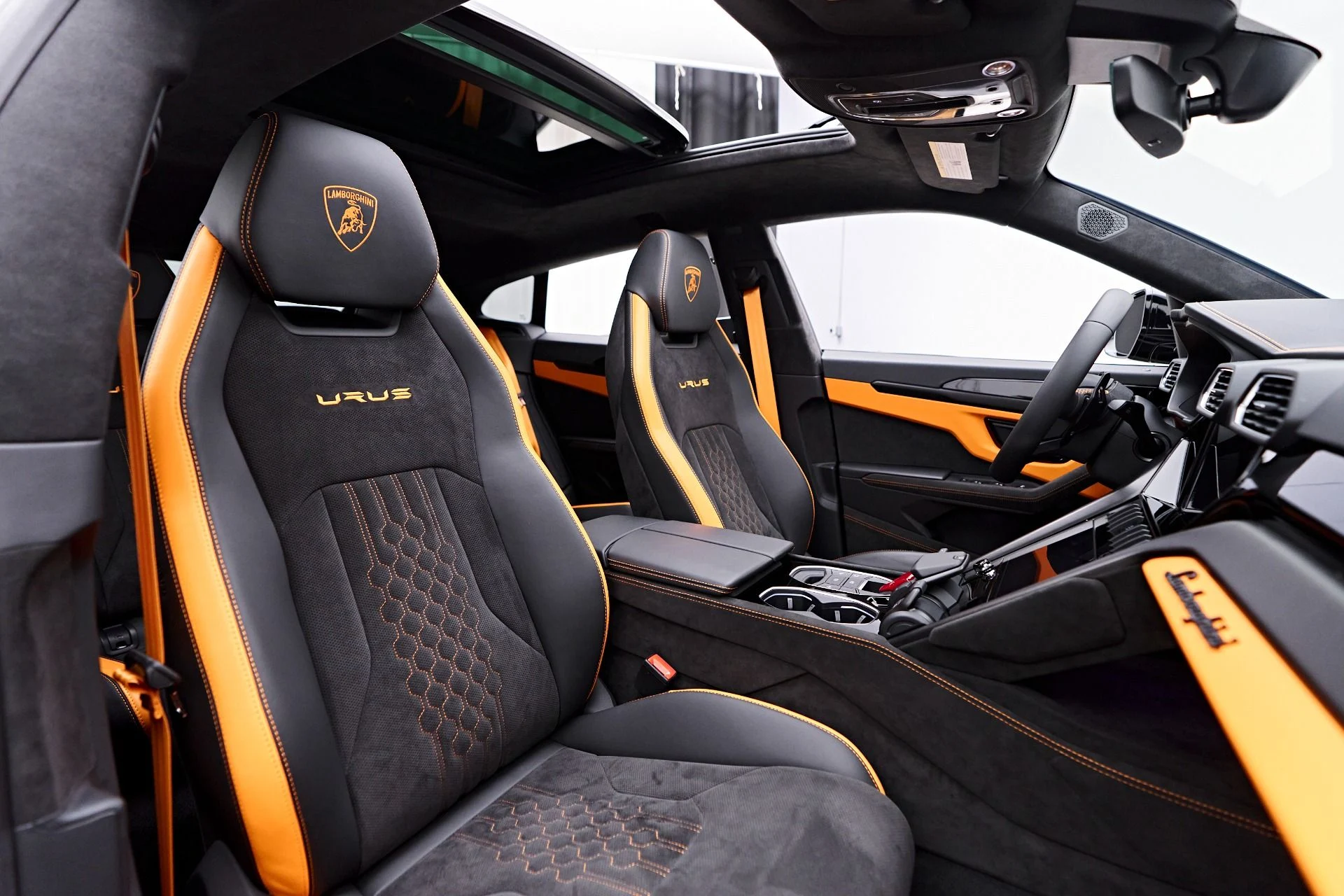 mph048_164391952_Used_2024_Lamborghini_Urus_S_1759191695_3d00cbac12