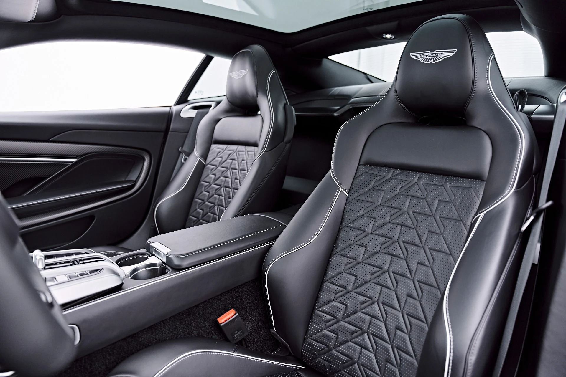 mph048_169965539_Used_2025_Aston_Martin_Vanquish_V12_1786045850_9141f00657