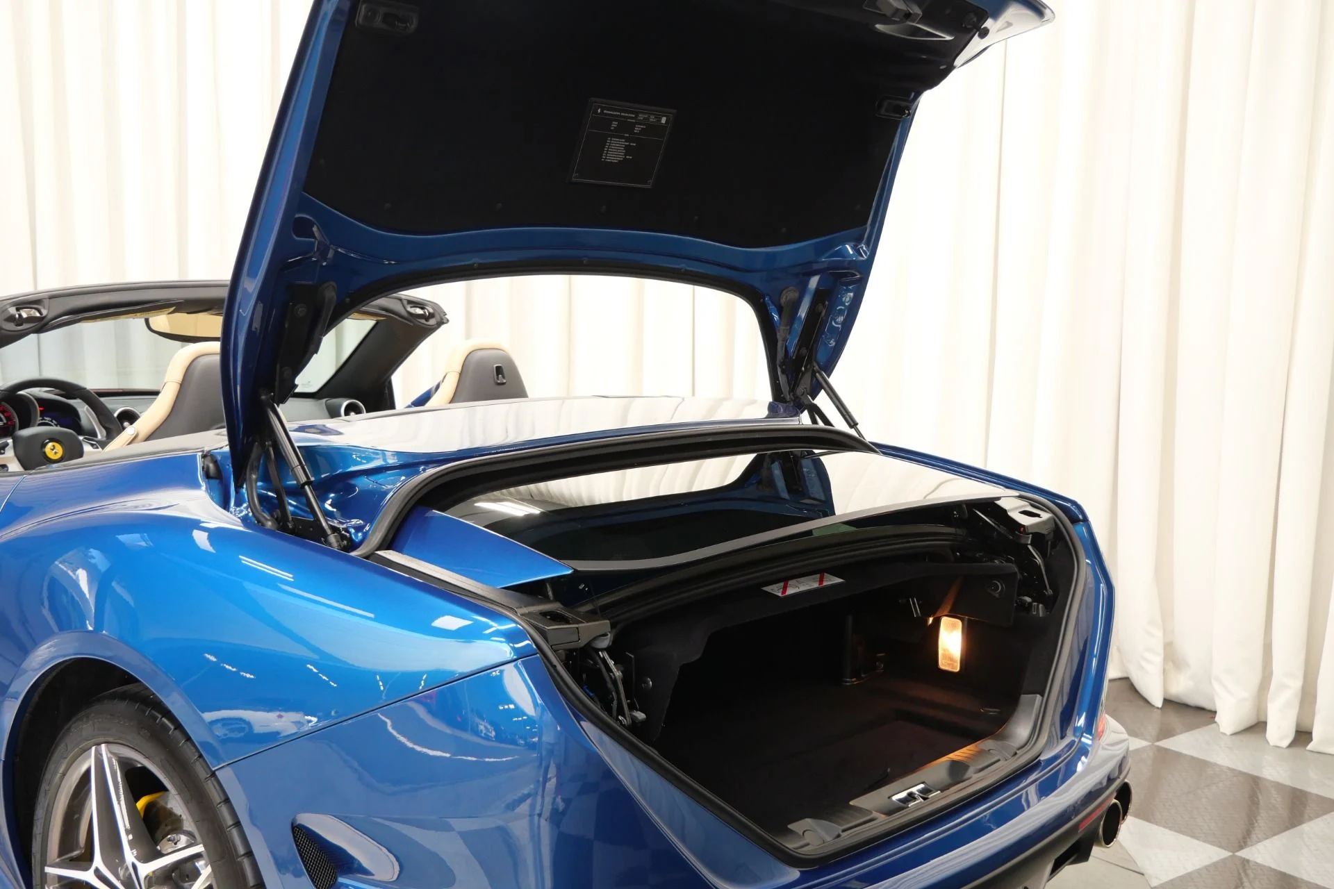 mph048_1758791309_Used_2017_Ferrari_California_T_1759252098_d467ffb199