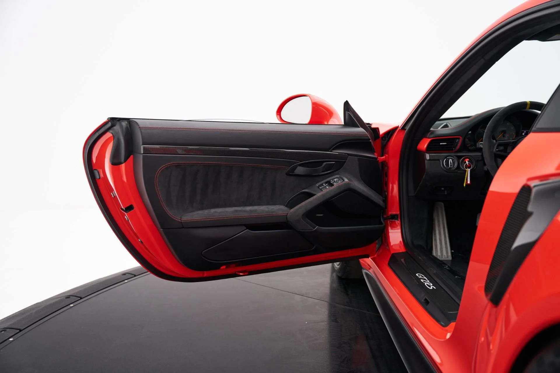 mph048_1812374484_Used_2018_Porsche_911_GT_2_RS_1792687213_f080dab552