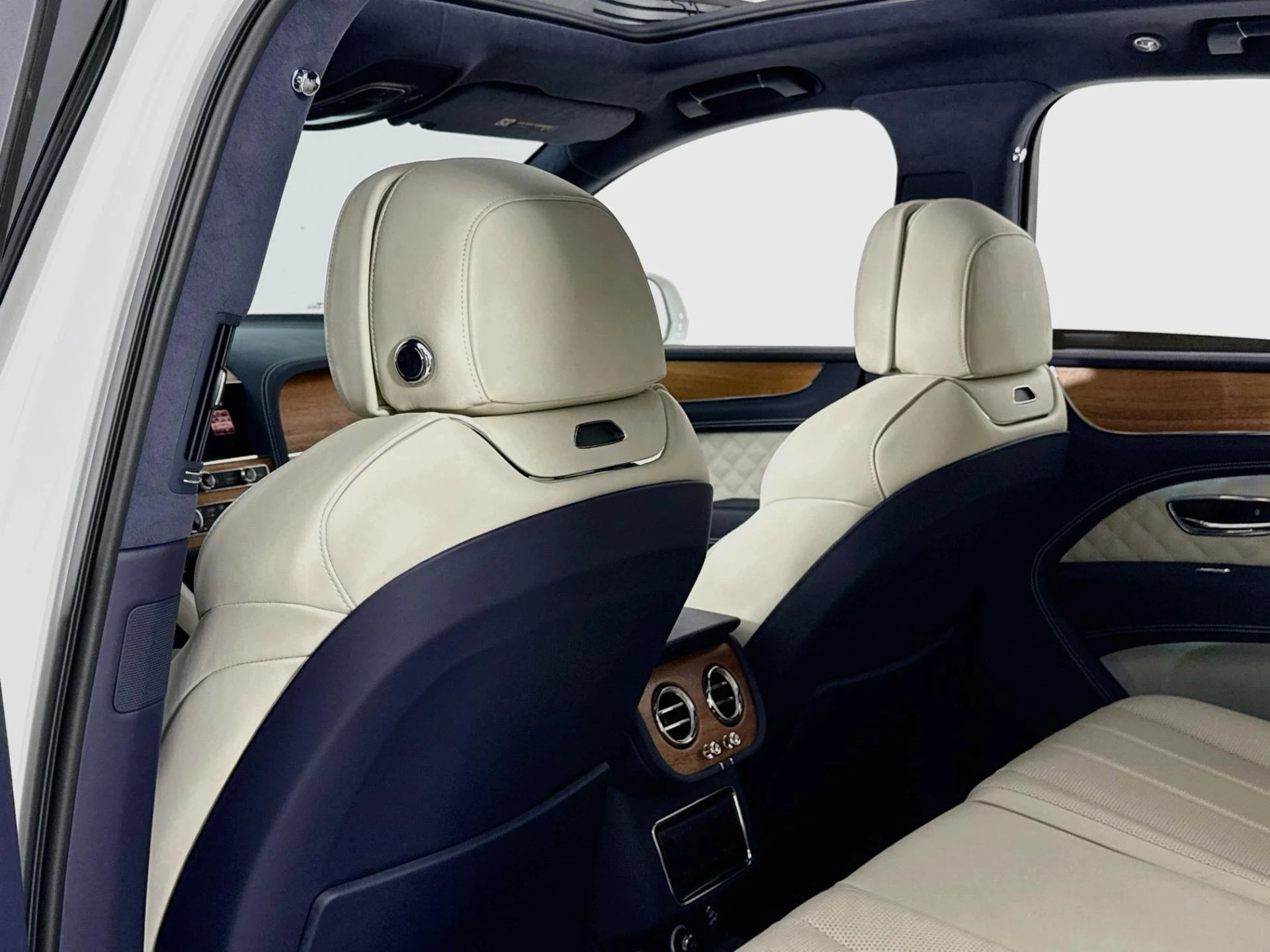 mph048_1928847157_Used_2023_Bentley_Bentayga_Azure_1793142066_d088c18583